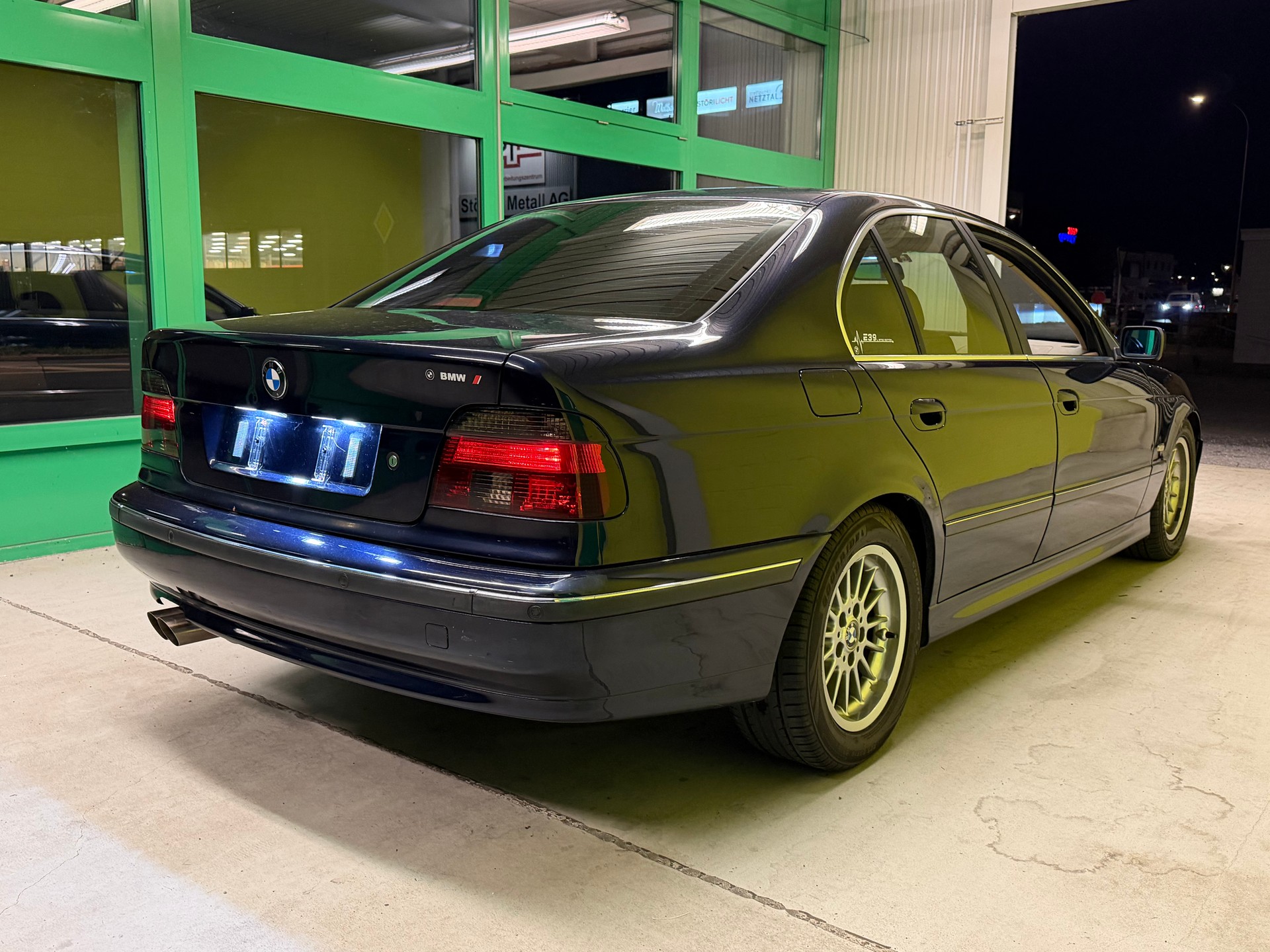 BMW 523i-image-25
