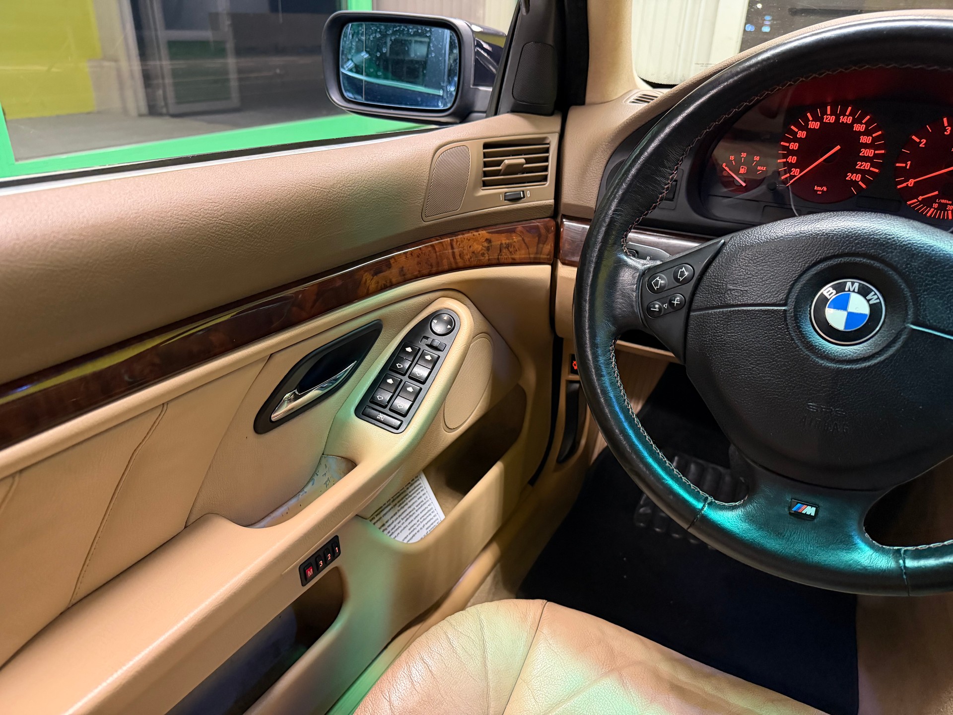 BMW 523i-image-14