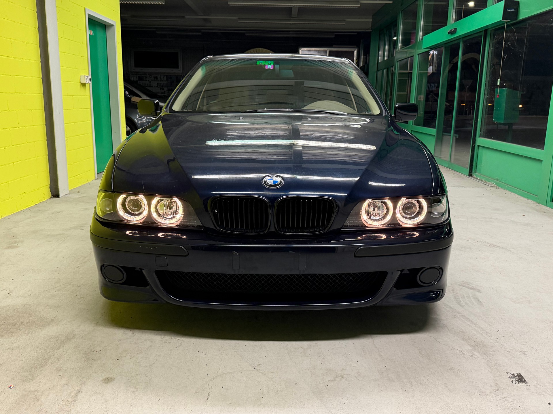 BMW 523i-image-2