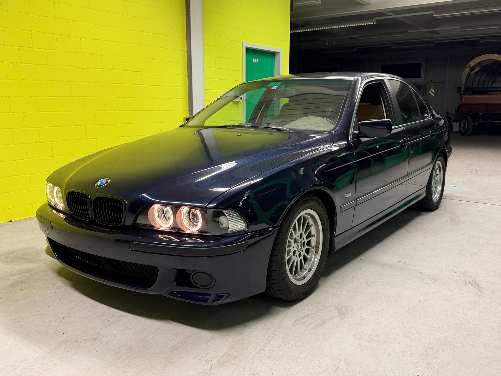 BMW 523i-image-0