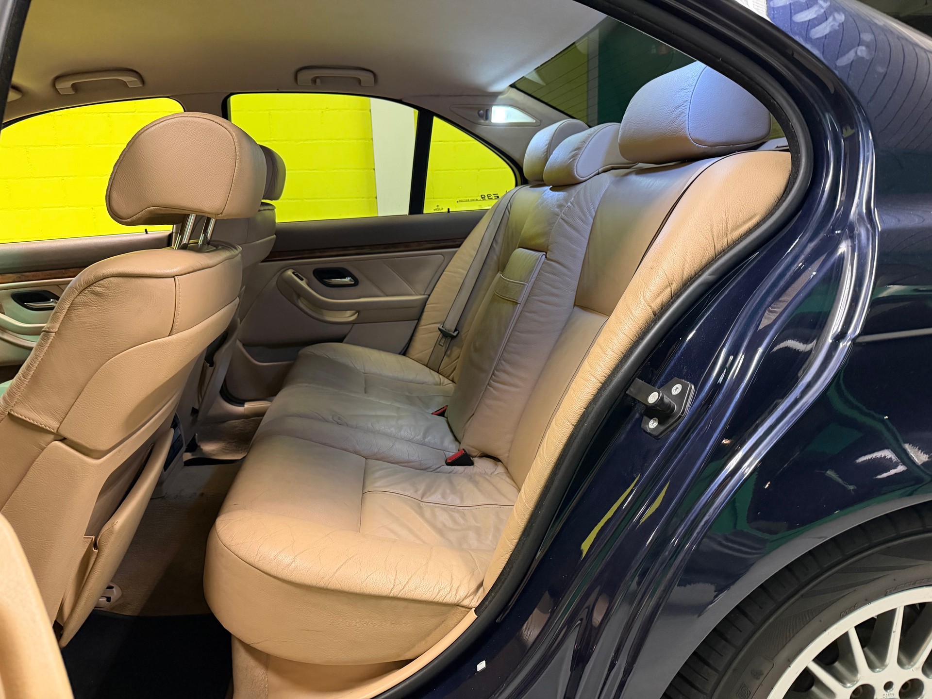 BMW 523i-image-11