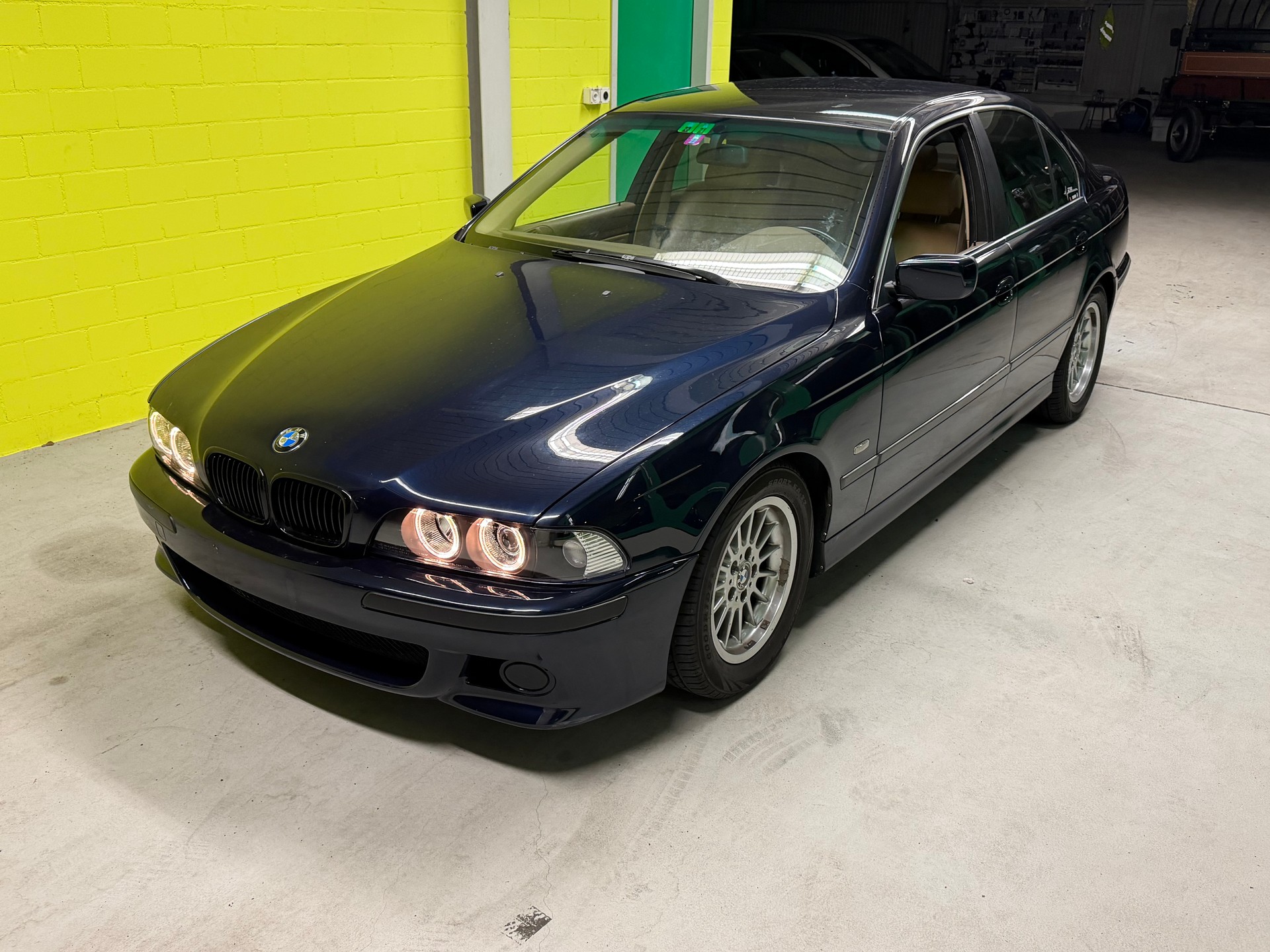 BMW 523i-image-1