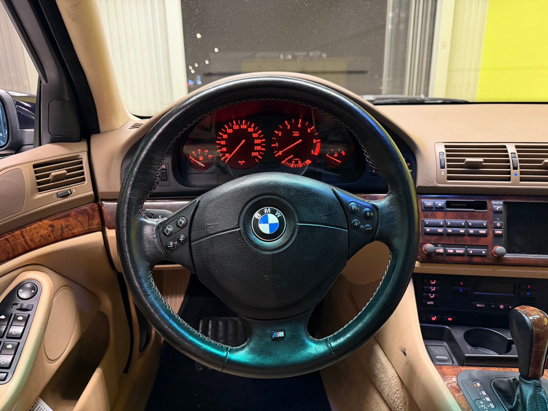 BMW 523i-image-13