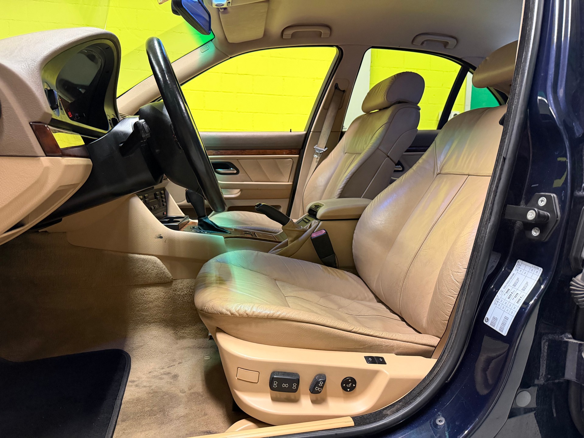 BMW 523i-image-19