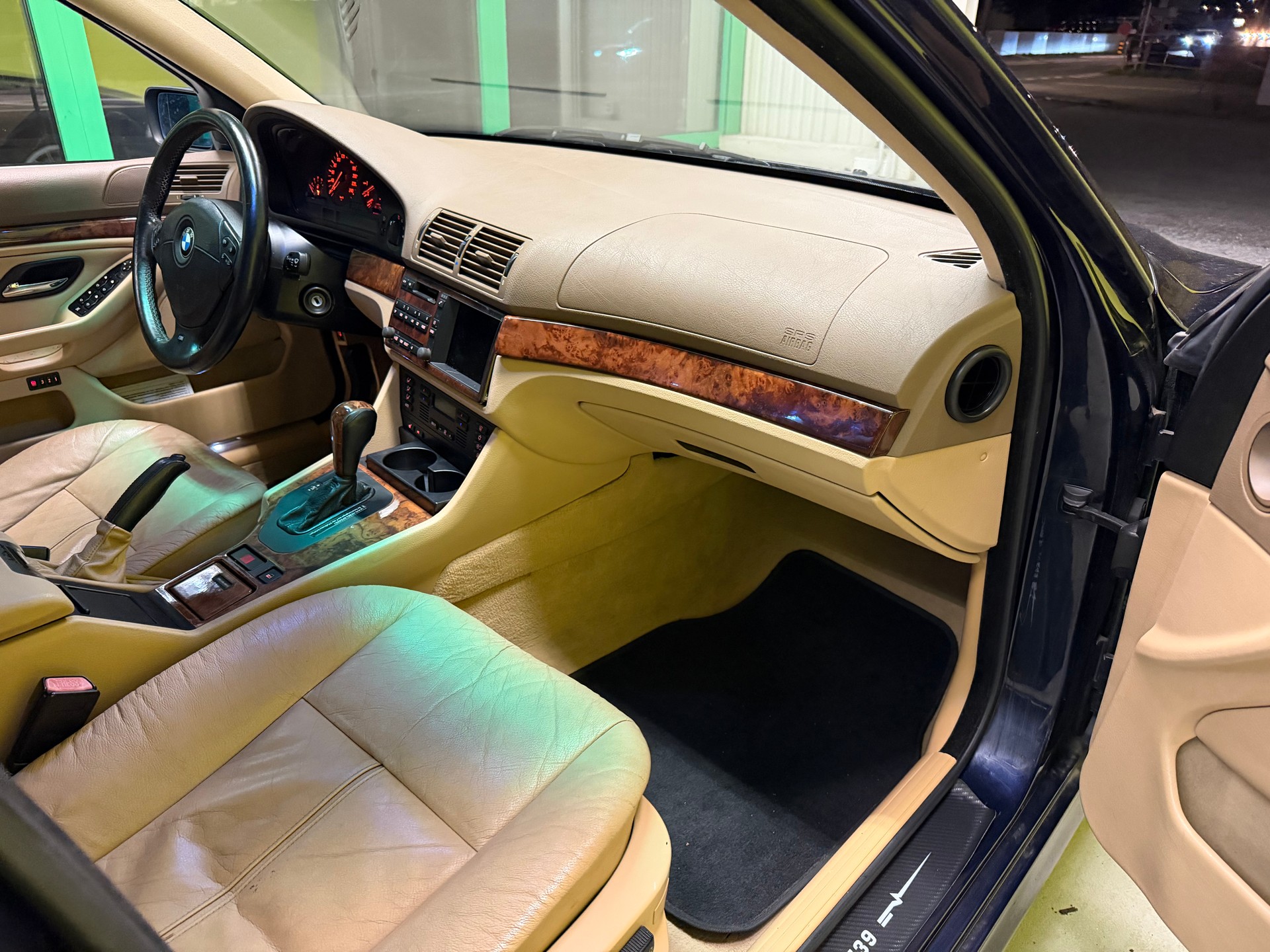 BMW 523i-image-8