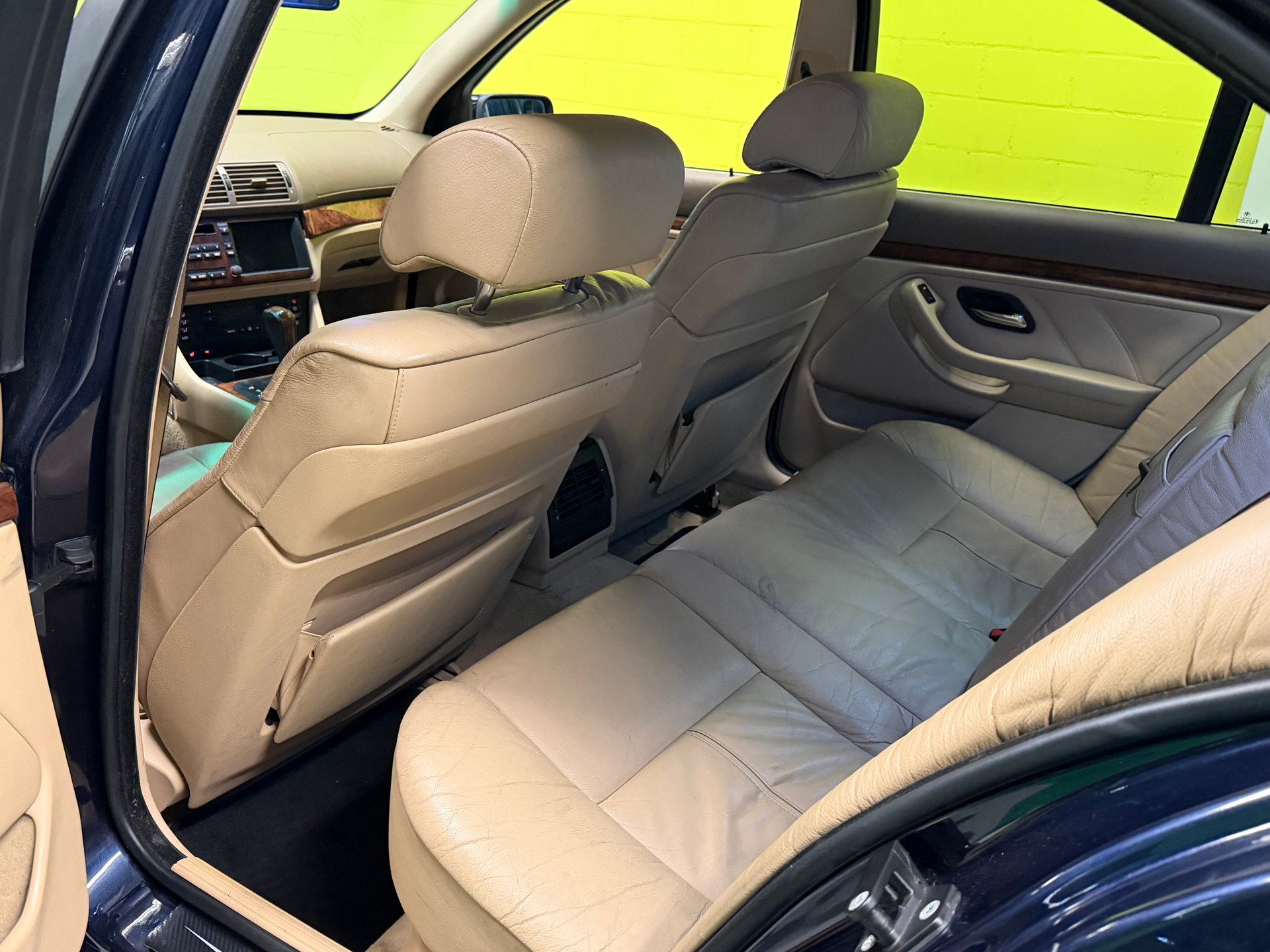 BMW 523i-image-10