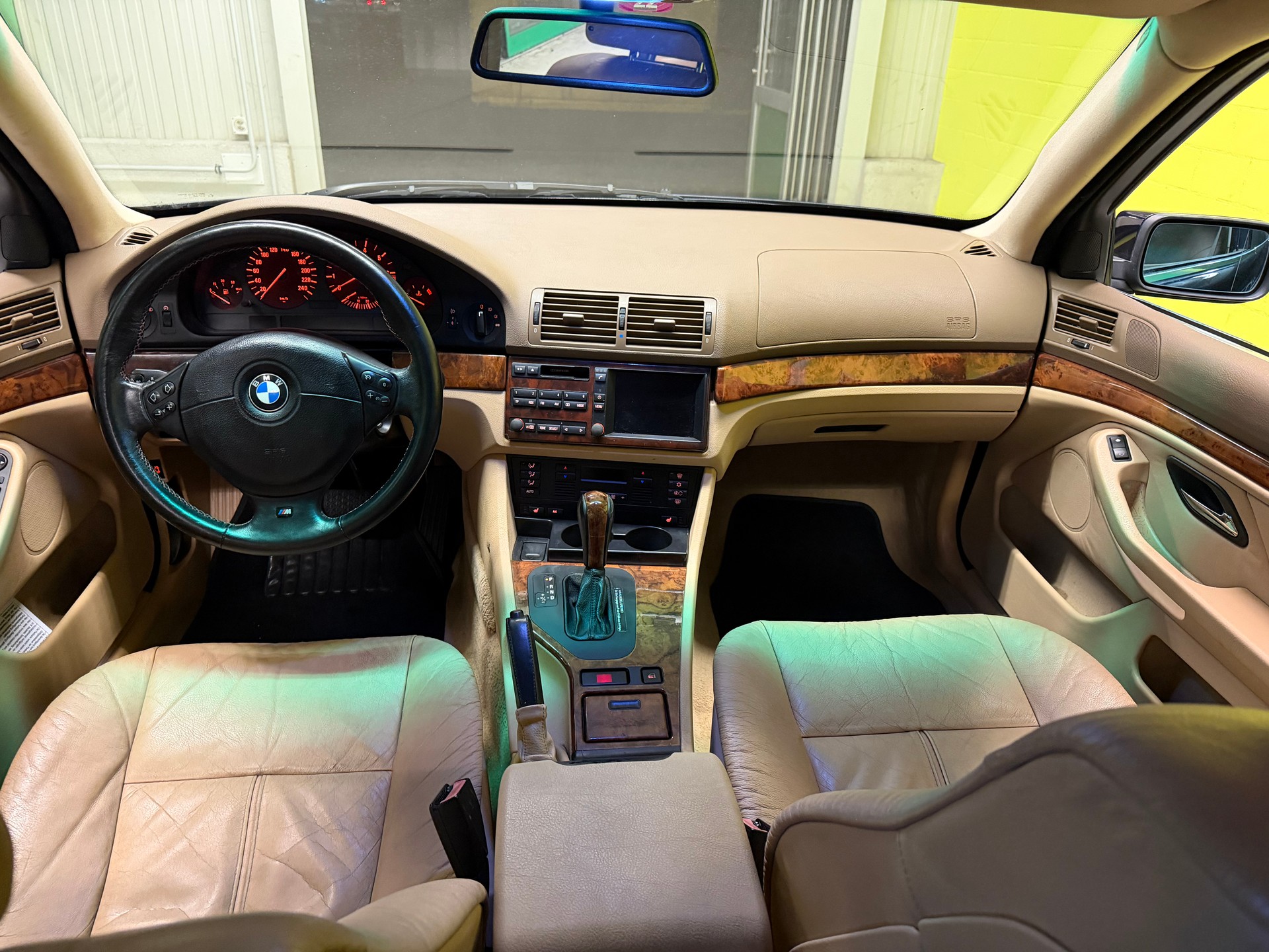 BMW 523i-image-12