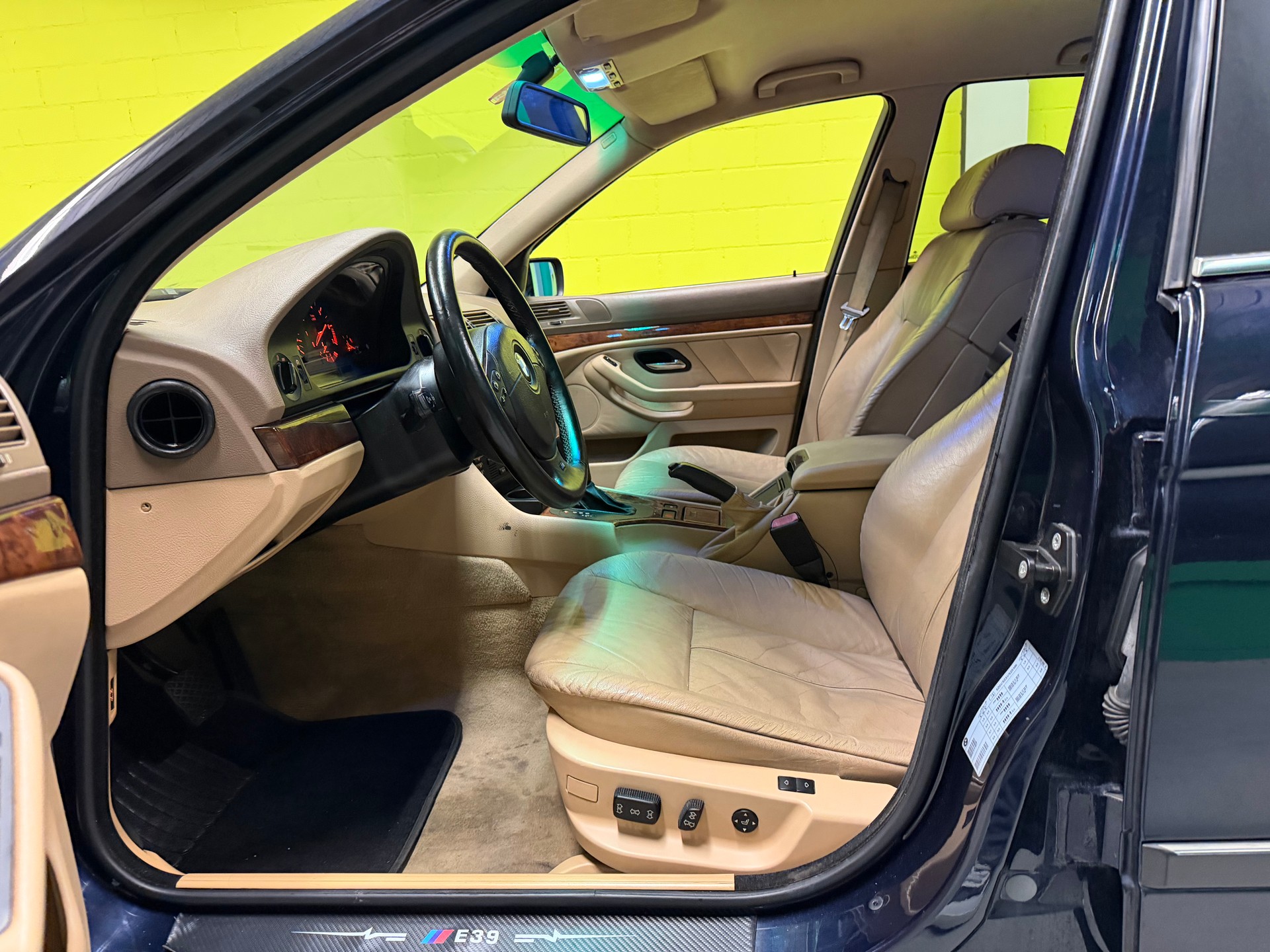 BMW 523i-image-18