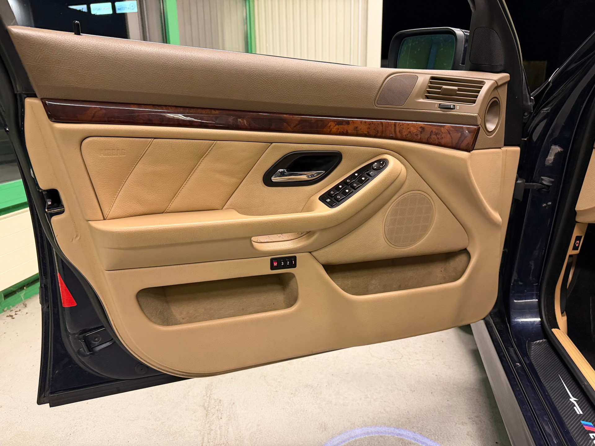 BMW 523i-image-17