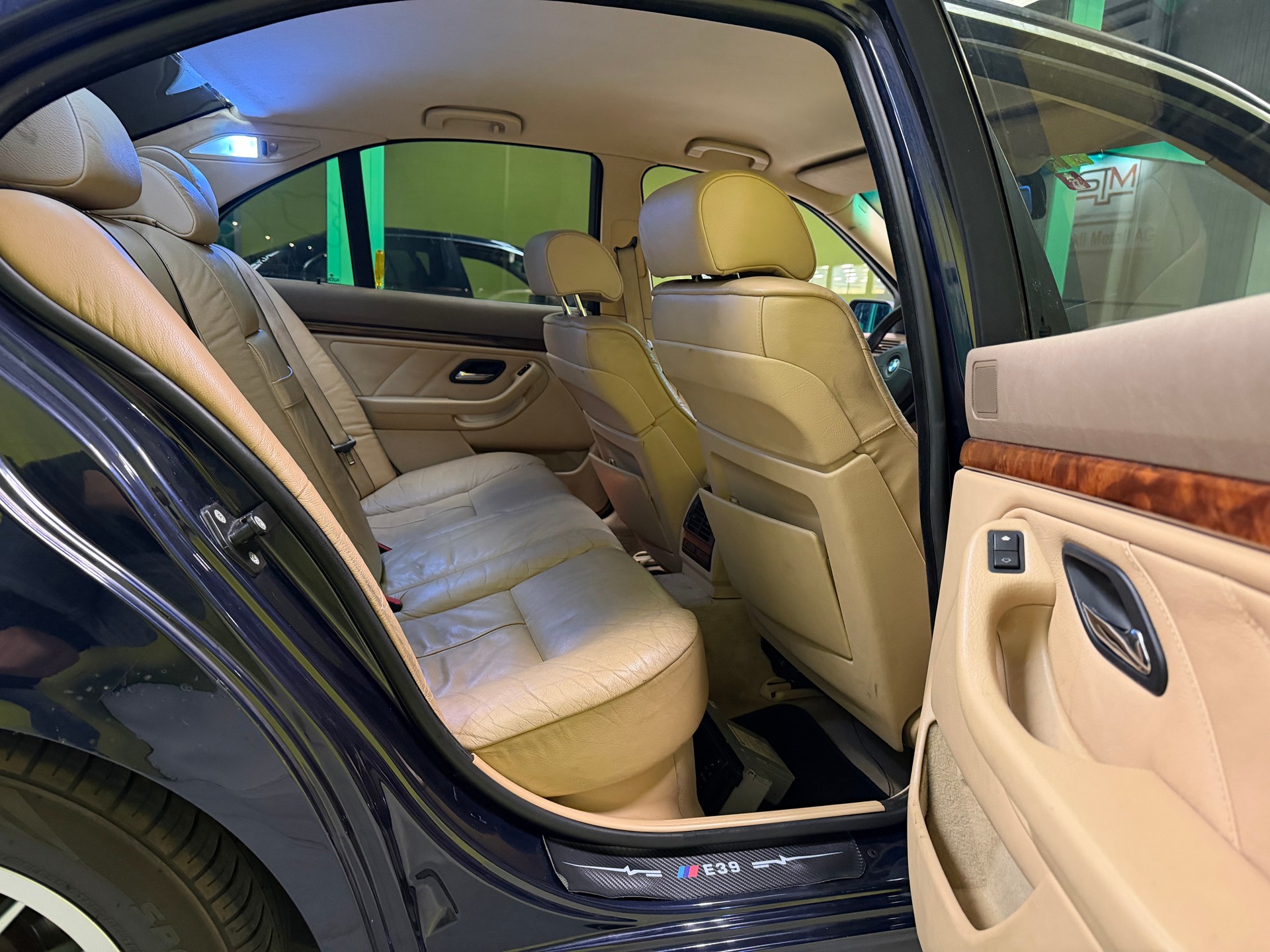 BMW 523i-image-9