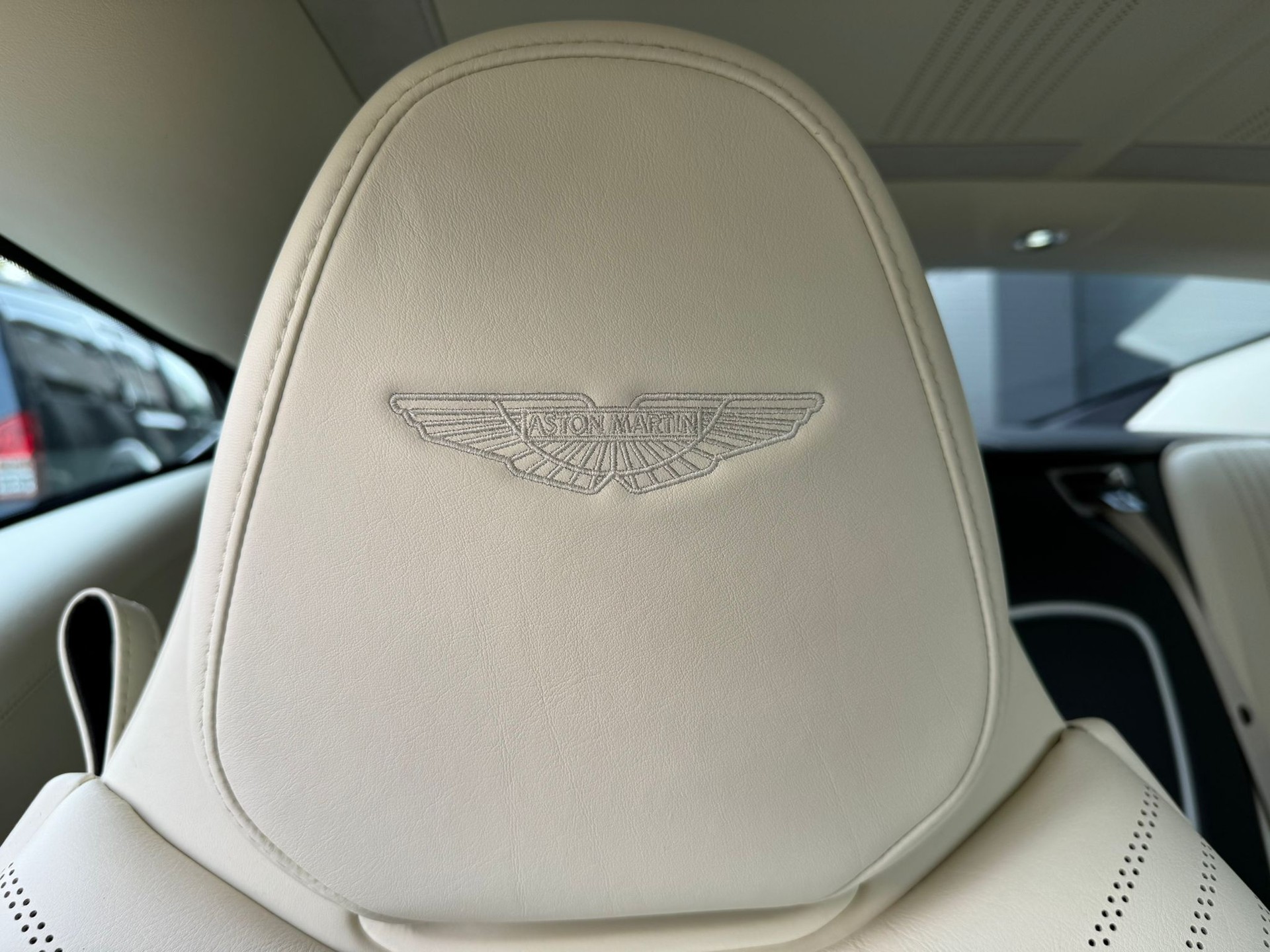 ASTON MARTIN DB11-image-11