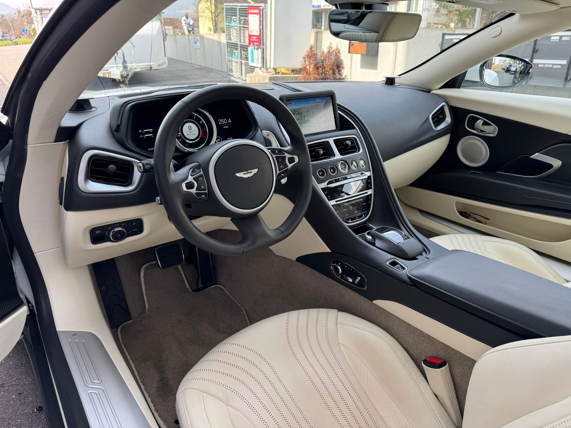 ASTON MARTIN DB11-image-8