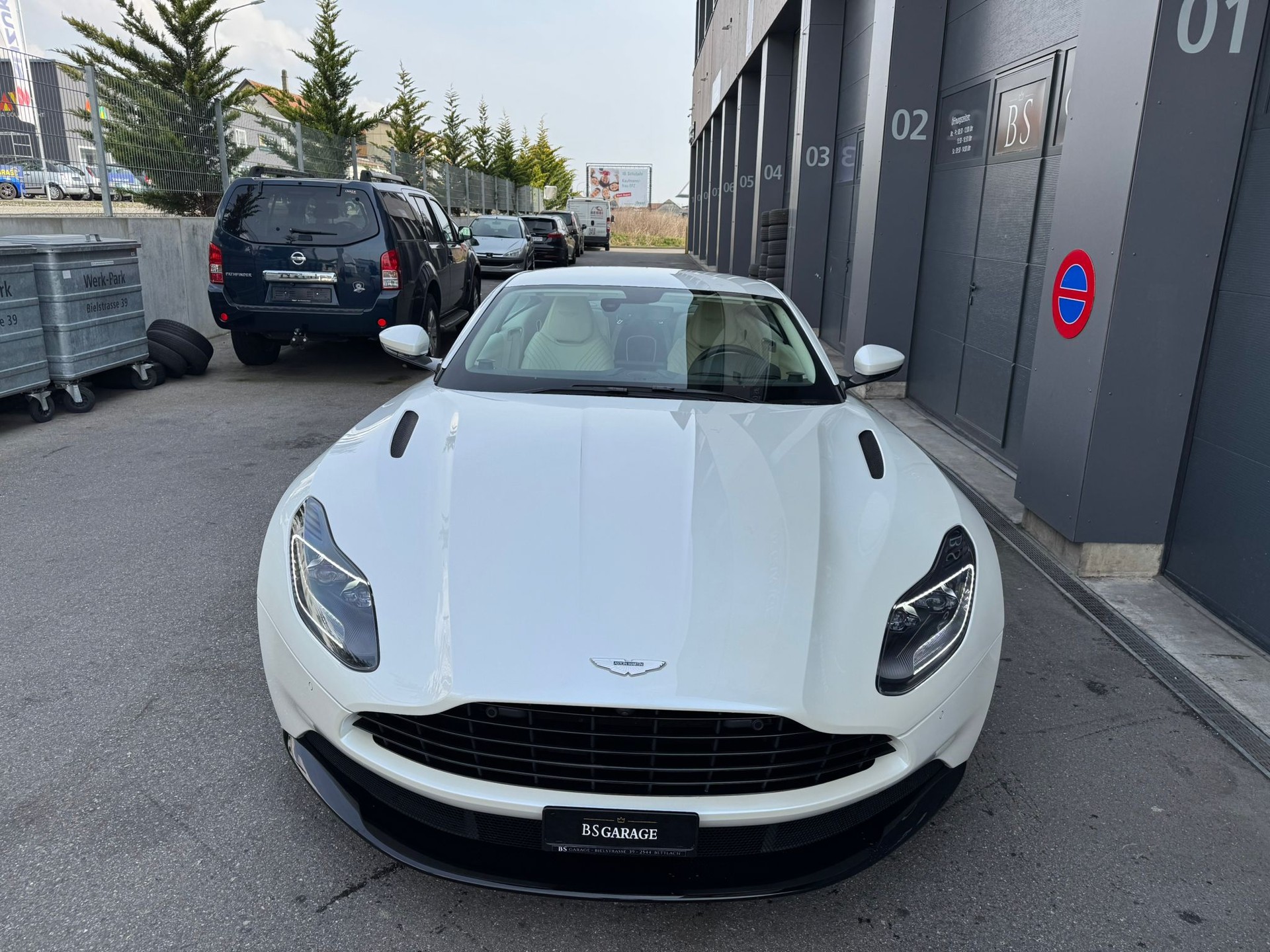 ASTON MARTIN DB11-image-2