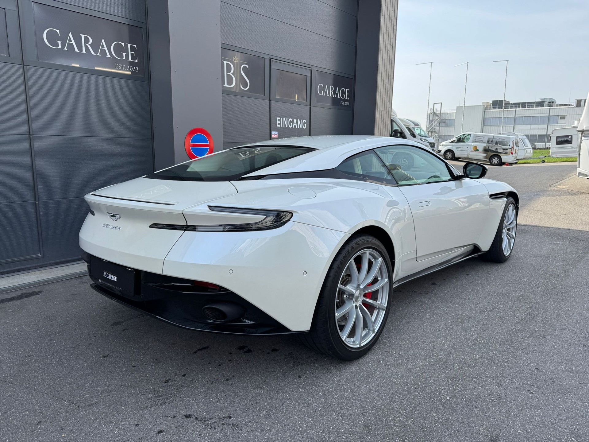 ASTON MARTIN DB11-image-5