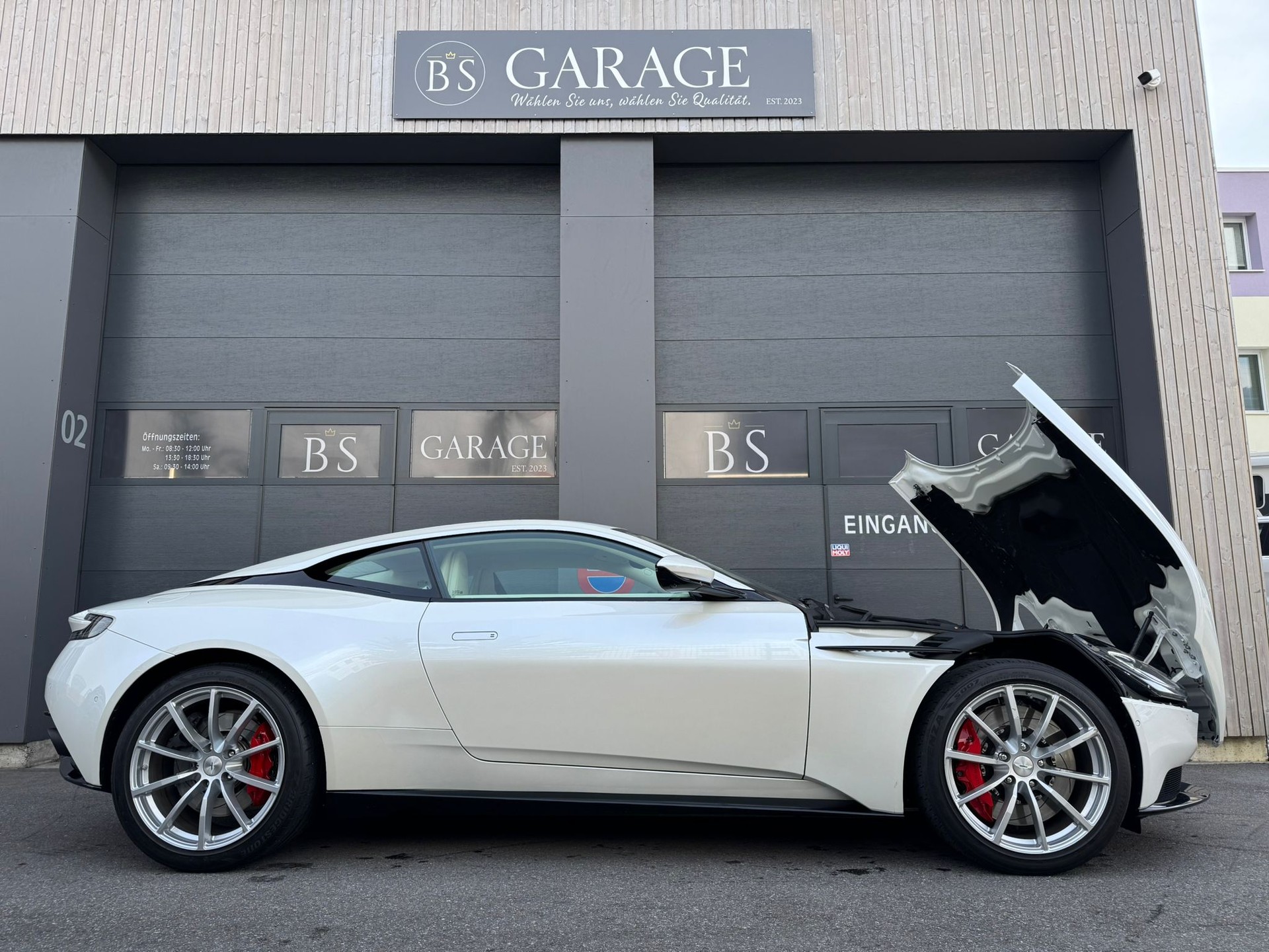 ASTON MARTIN DB11-image-14