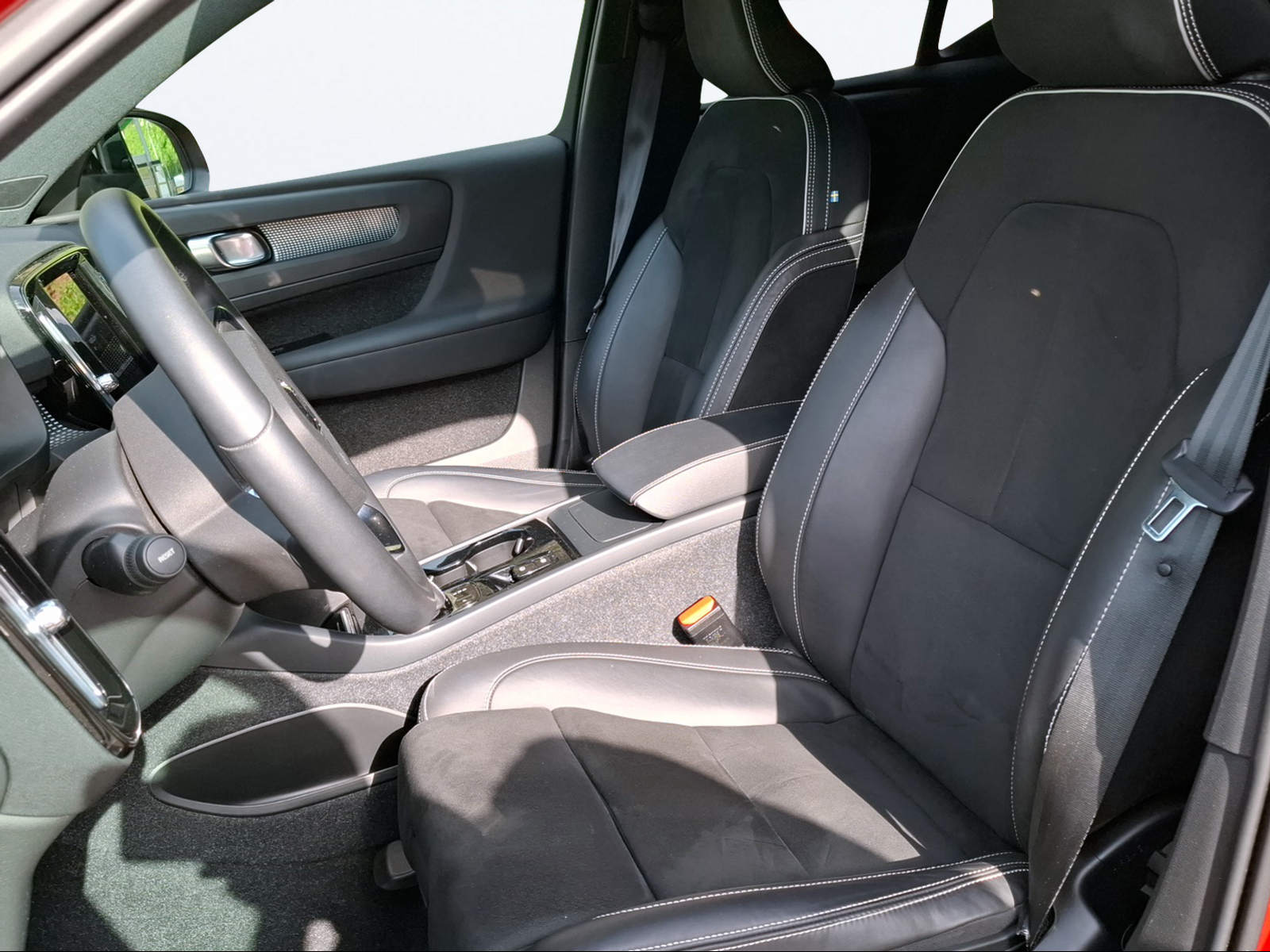 VOLVO XC40 B4 Benzin Mild Hybrid AWD R-Design Geartronic-image-9