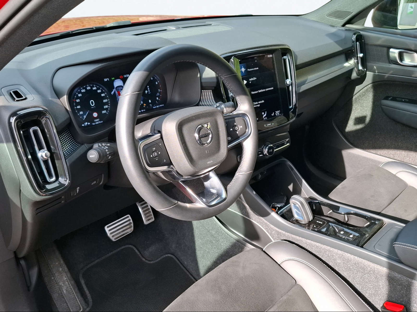 VOLVO XC40 B4 Benzin Mild Hybrid AWD R-Design Geartronic-image-10
