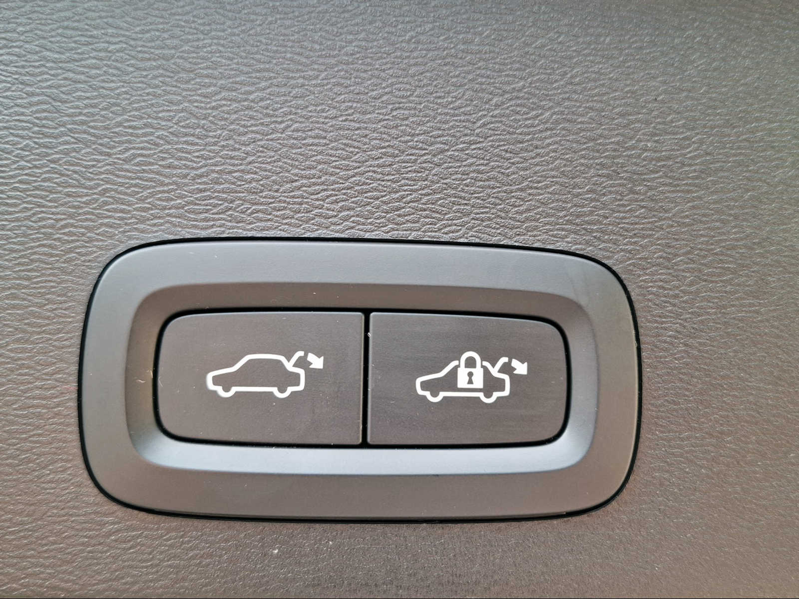 VOLVO XC40 B4 Benzin Mild Hybrid AWD R-Design Geartronic-image-15