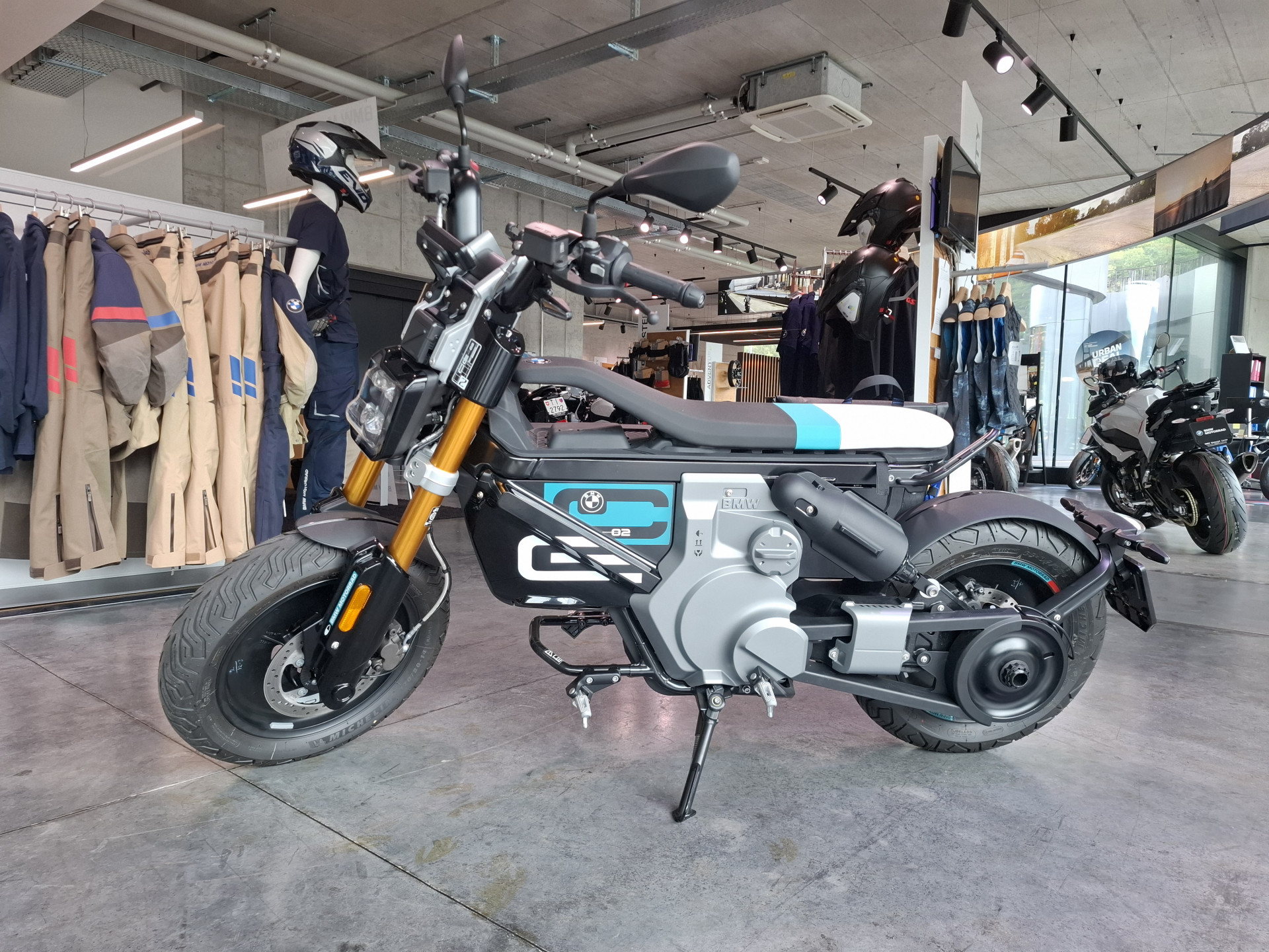 BMW CE 02 Highline-showroom-element-1