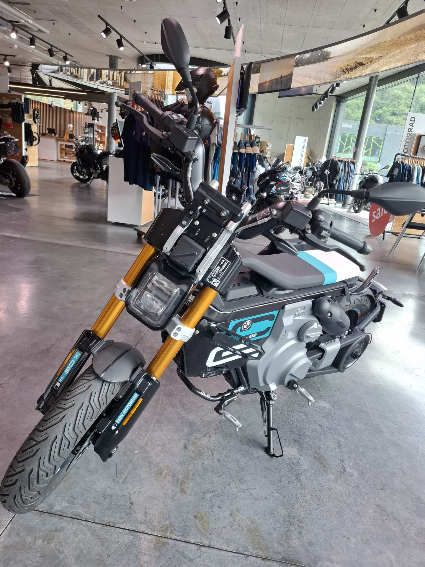 BMW CE 02 Highline-showroom-element-3