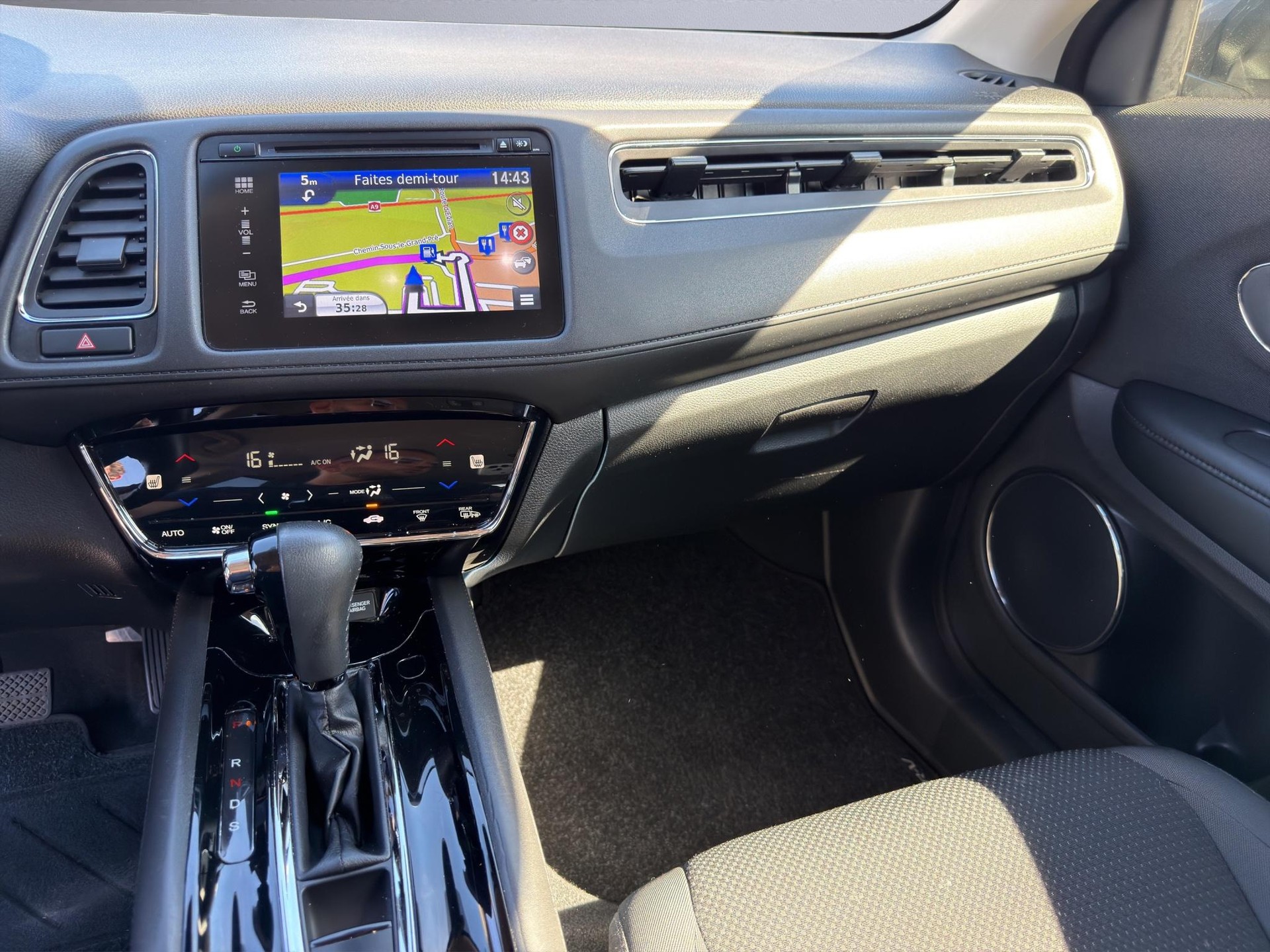 HONDA HR-V 1.5i-VTEC Elegance-image-9