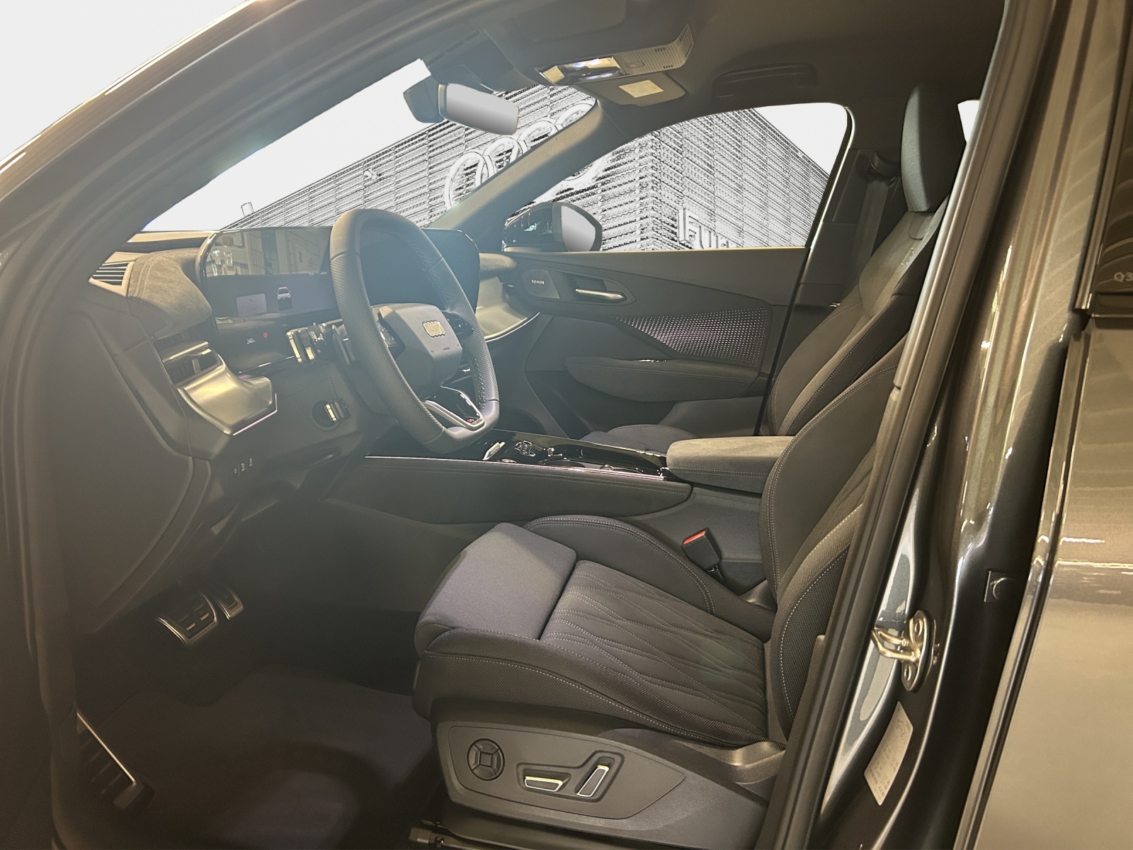 AUDI Q3 SUV TDI quattro 142 kW S tronic-image-9