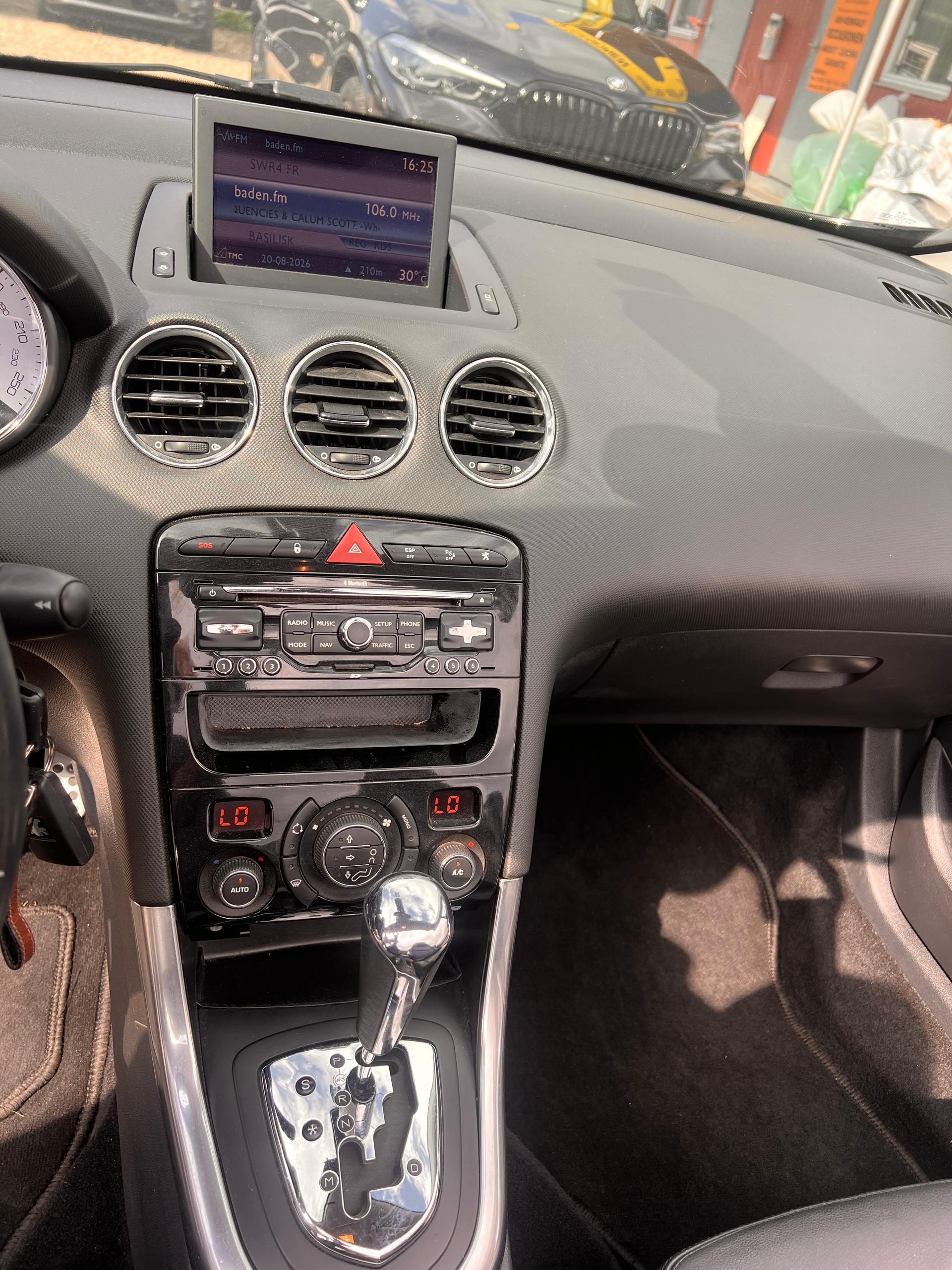 PEUGEOT 308 CC 1.6 16V Turbo Platinum Automatic-image-12