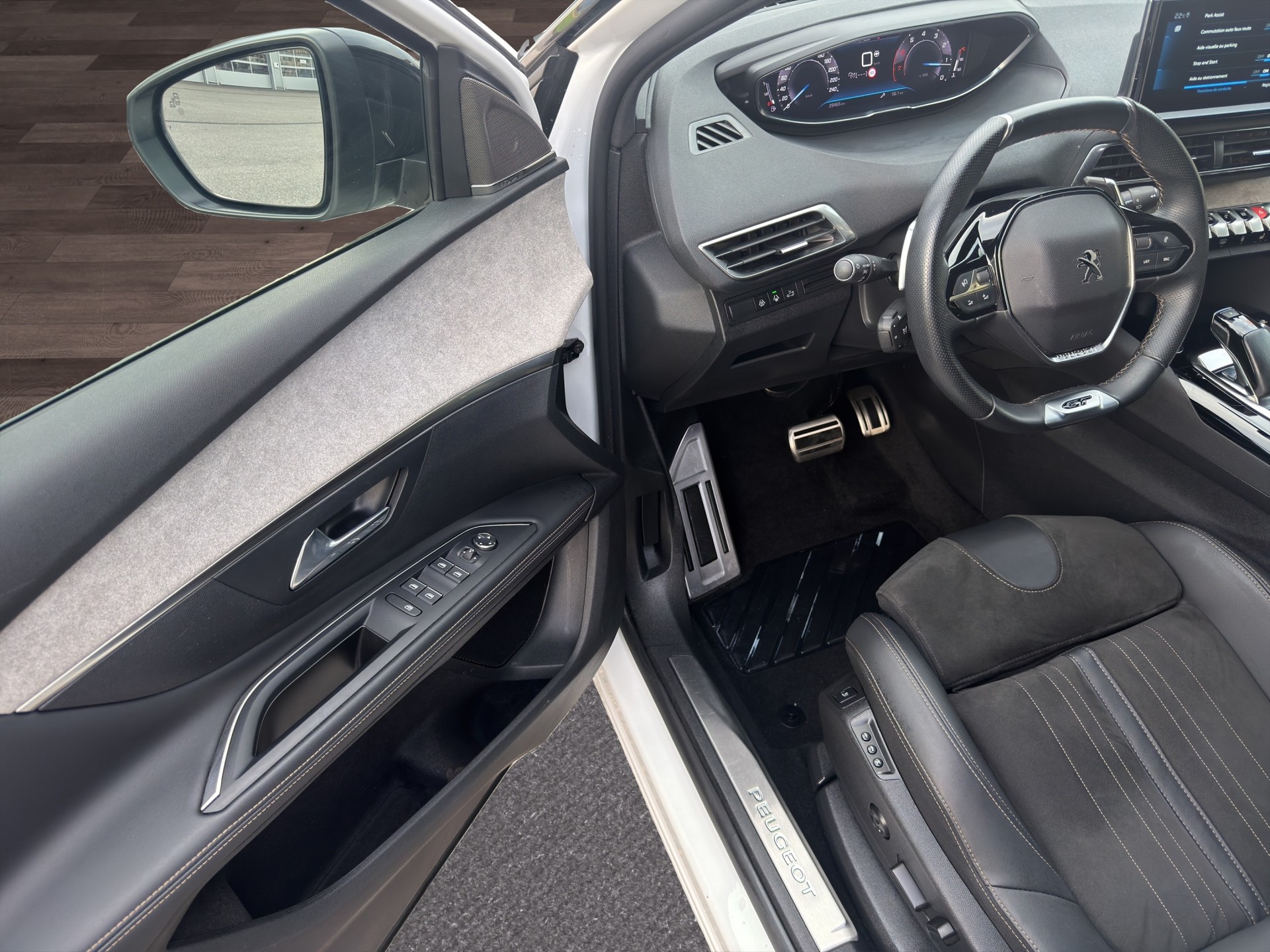 PEUGEOT 5008 1.6 Pure Tech GT Pack EAT8-image-19