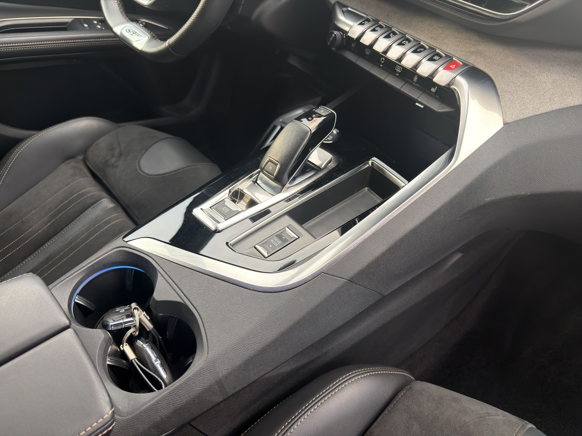 PEUGEOT 5008 1.6 Pure Tech GT Pack EAT8-image-17