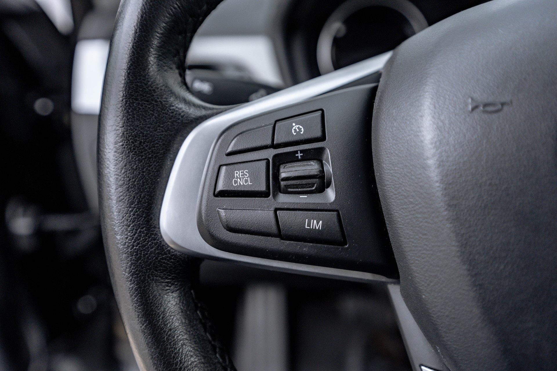 BMW X1 sDrive 18i xLine Steptronic DSK * FRISCH AB MFK * NEUE BREMSEN * LEDERAUSSTATTUNG *-image-15