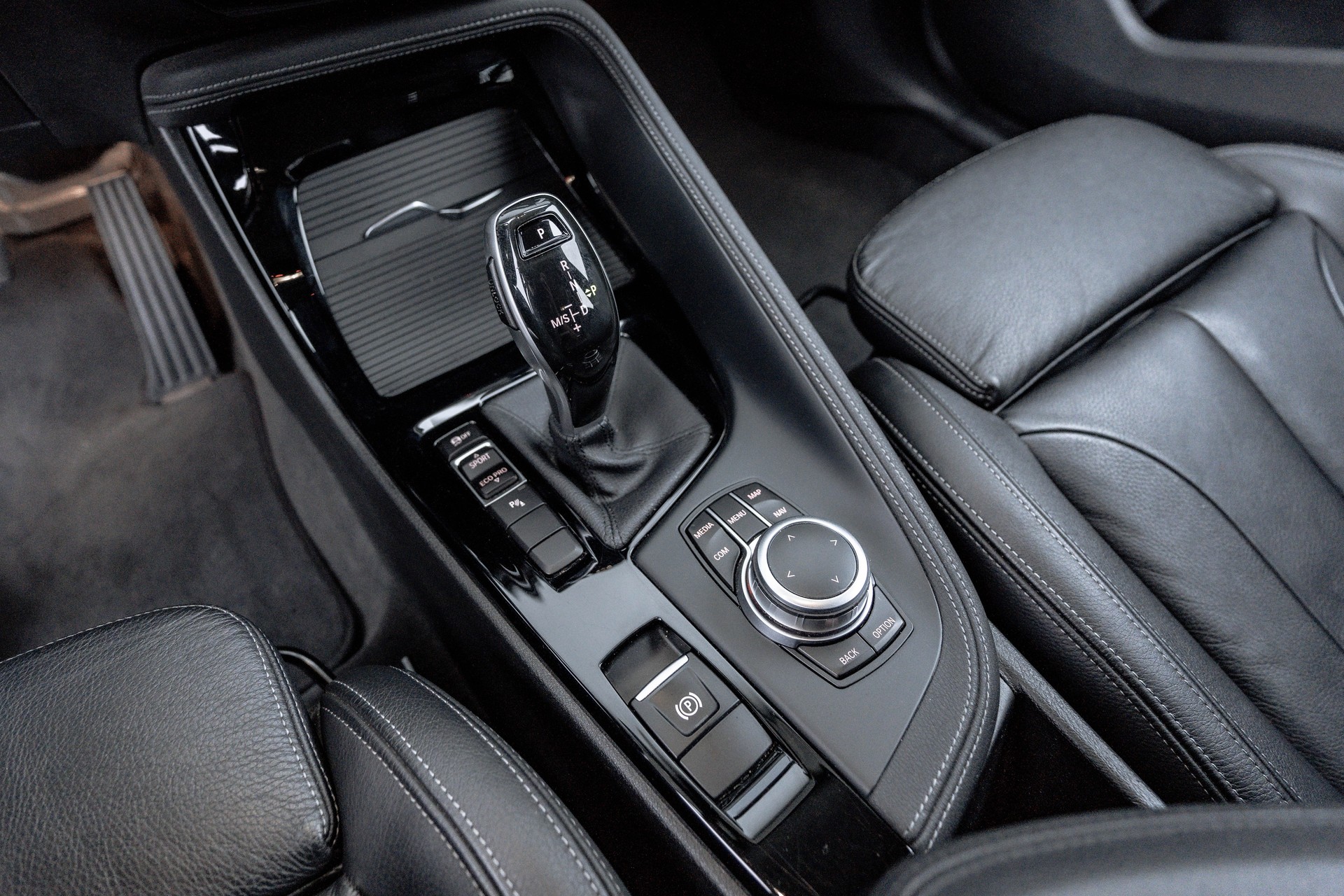 BMW X1 sDrive 18i xLine Steptronic DSK * FRISCH AB MFK * NEUE BREMSEN * LEDERAUSSTATTUNG *-image-17