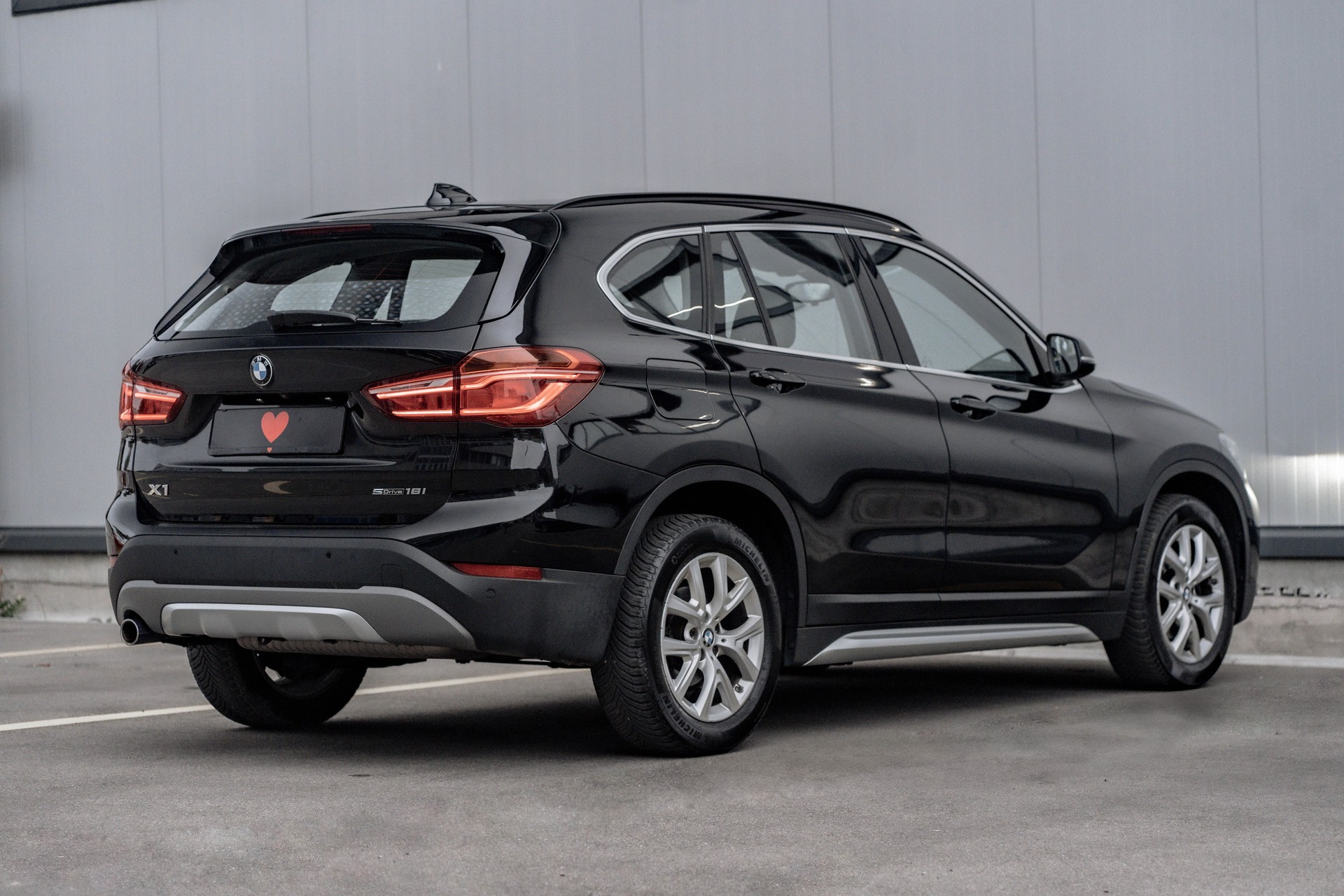 BMW X1 sDrive 18i xLine Steptronic DSK * FRISCH AB MFK * NEUE BREMSEN * LEDERAUSSTATTUNG *-image-3