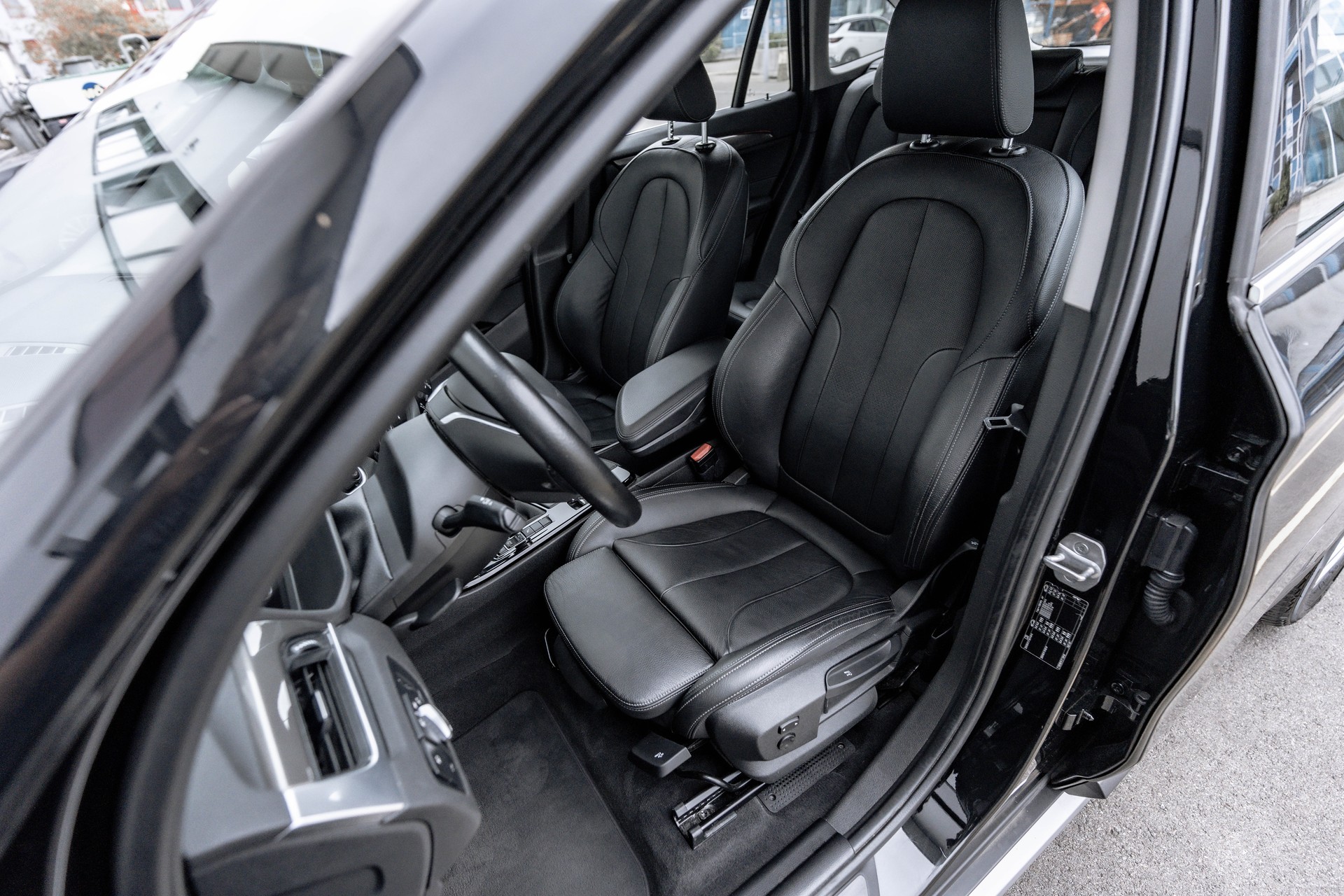 BMW X1 sDrive 18i xLine Steptronic DSK * FRISCH AB MFK * NEUE BREMSEN * LEDERAUSSTATTUNG *-image-6