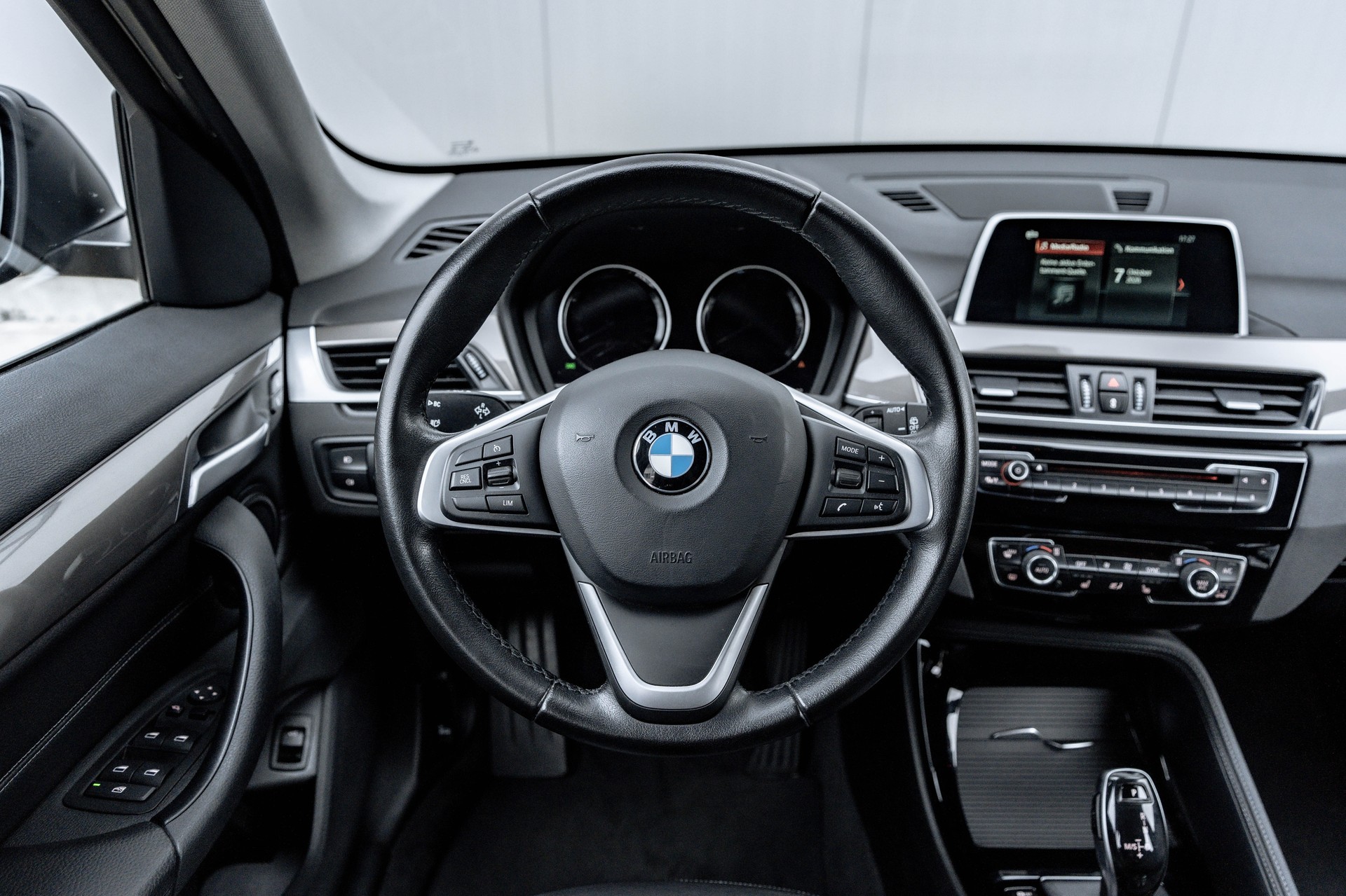 BMW X1 sDrive 18i xLine Steptronic DSK * FRISCH AB MFK * NEUE BREMSEN * LEDERAUSSTATTUNG *-image-12