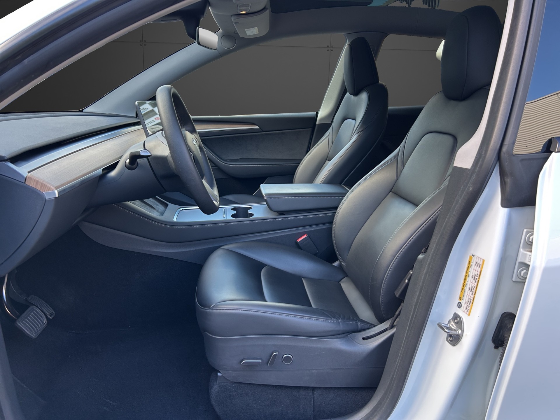 TESLA Model Y Long Range Dual Motor AWD / Model 2023-image-5