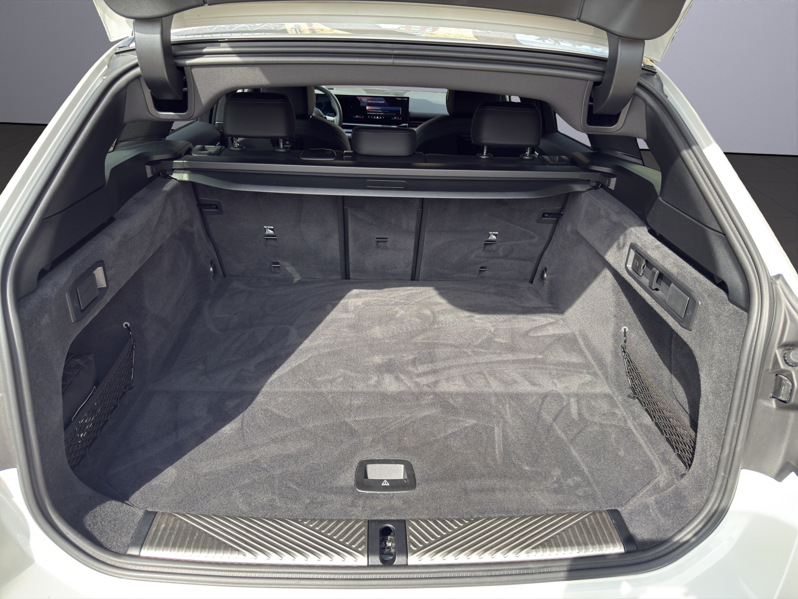 BMW 520d xDrive 48V Touring M Sport Steptronic-image-18