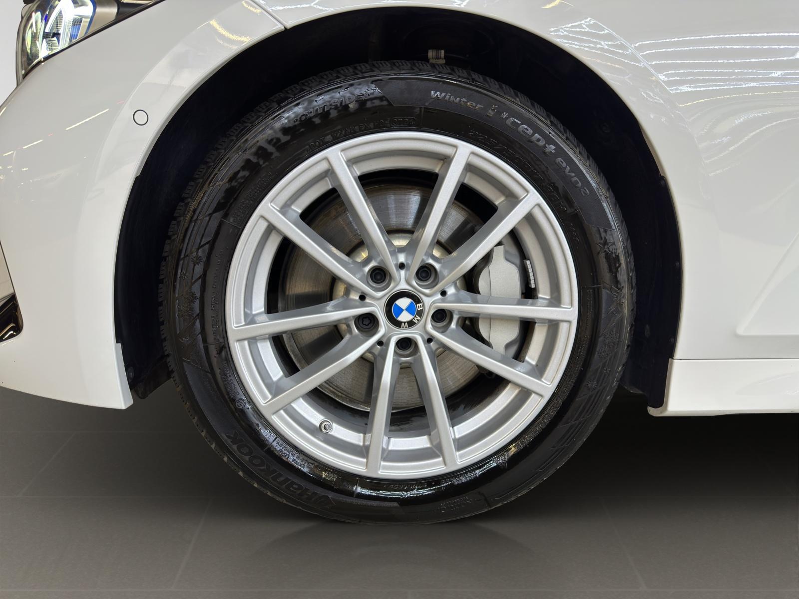 BMW 330d xDrive Touring M Sport-image-16