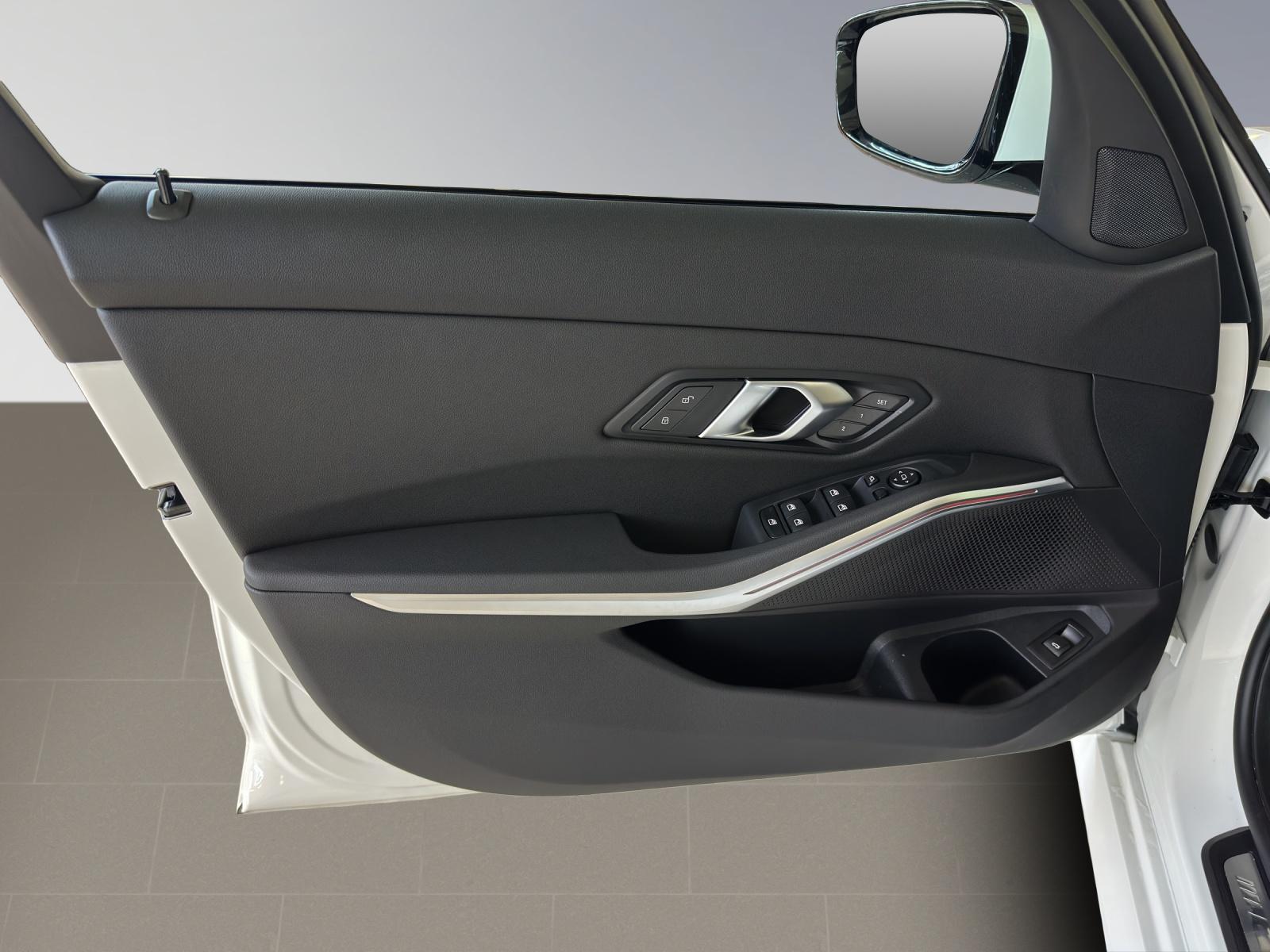BMW 330d xDrive Touring M Sport-image-14