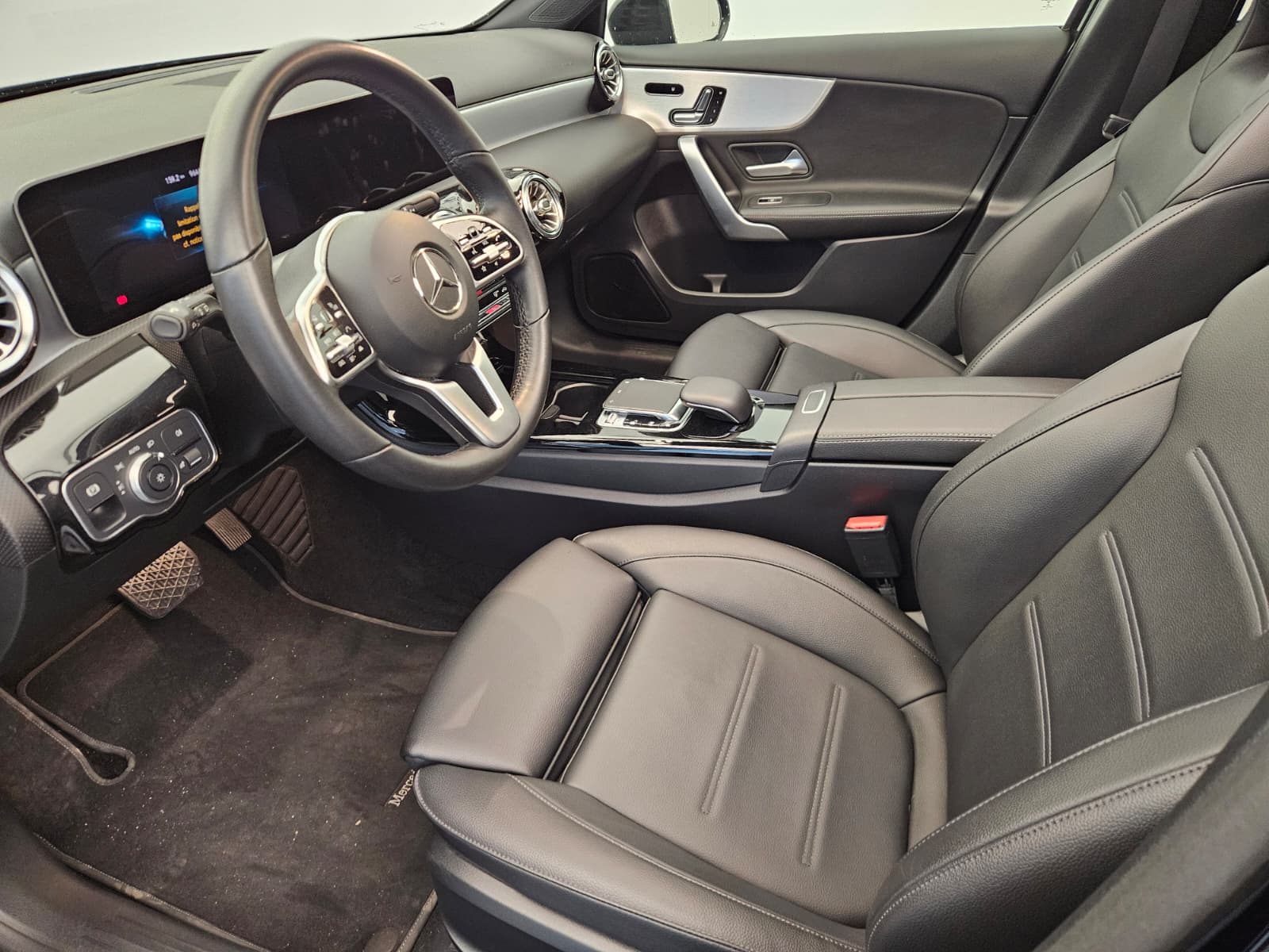 MERCEDES-BENZ A 200 Progressive 7G-DCT-image-10