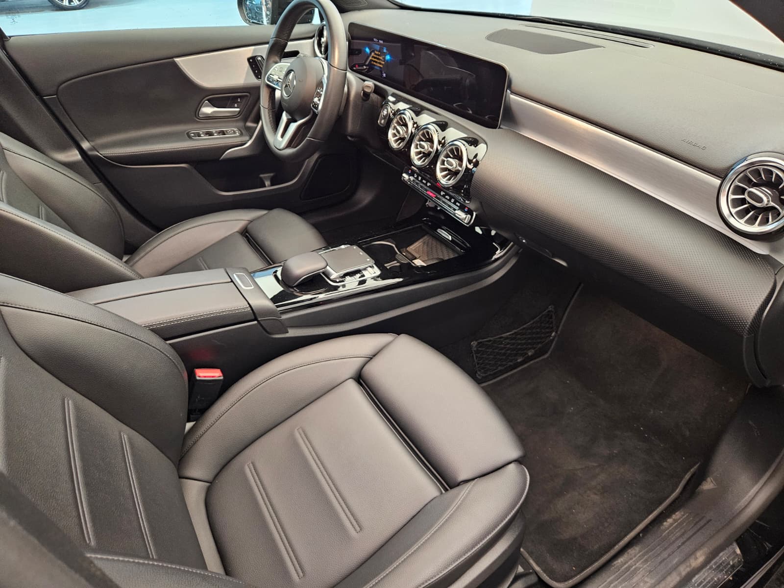 MERCEDES-BENZ A 200 Progressive 7G-DCT-image-11