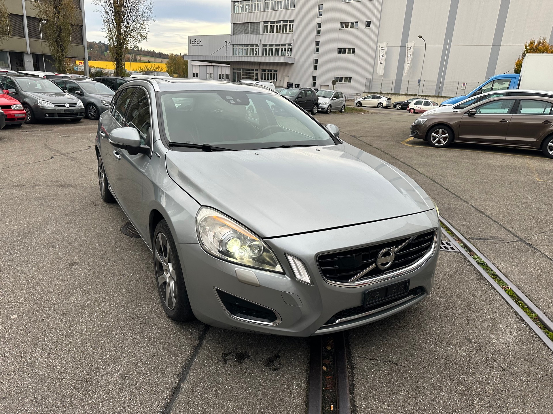 VOLVO V60 D6 AWD Plug-in Hybrid Pure Limited Geartronic-image-2