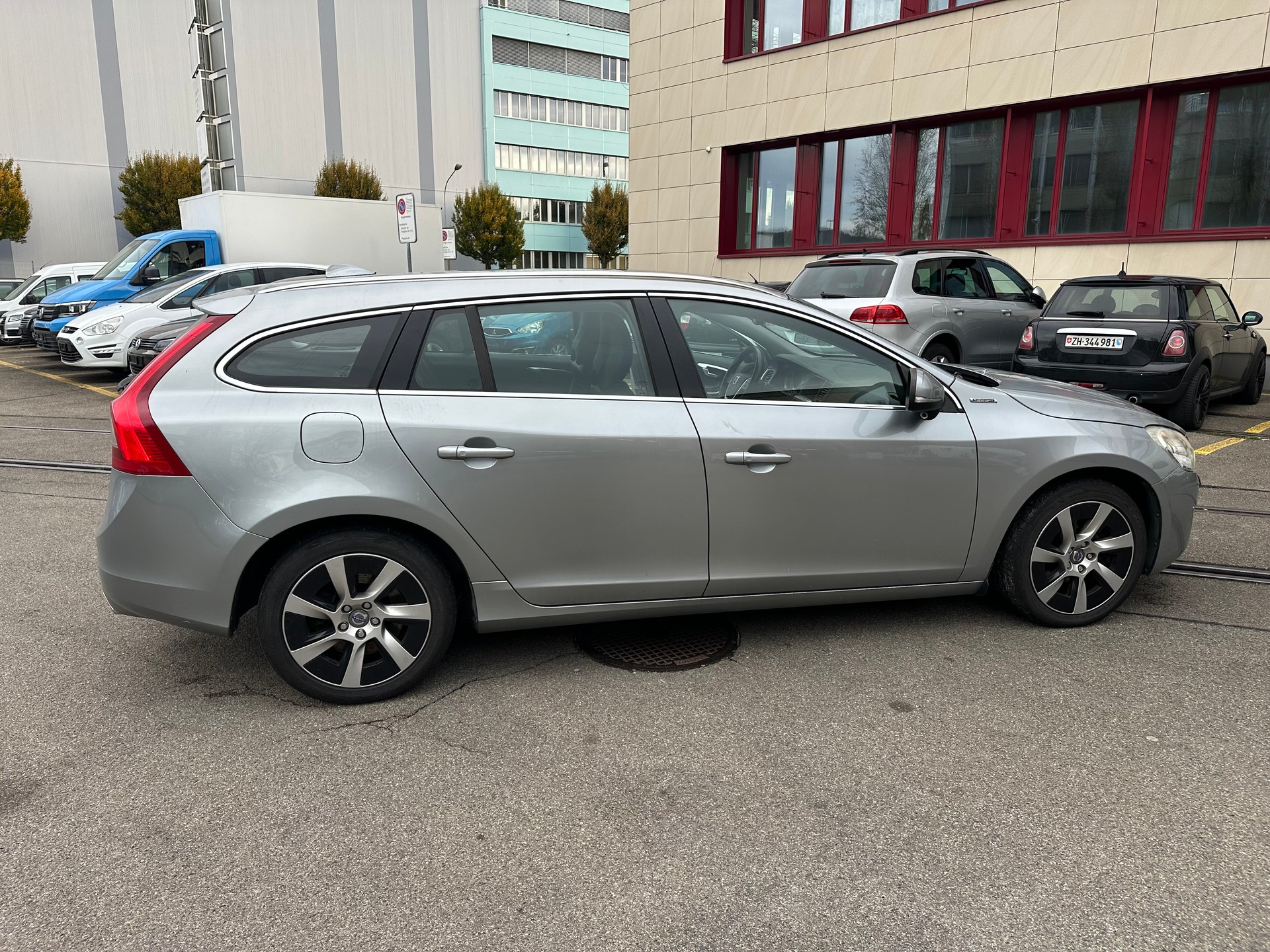 VOLVO V60 D6 AWD Plug-in Hybrid Pure Limited Geartronic-image-4