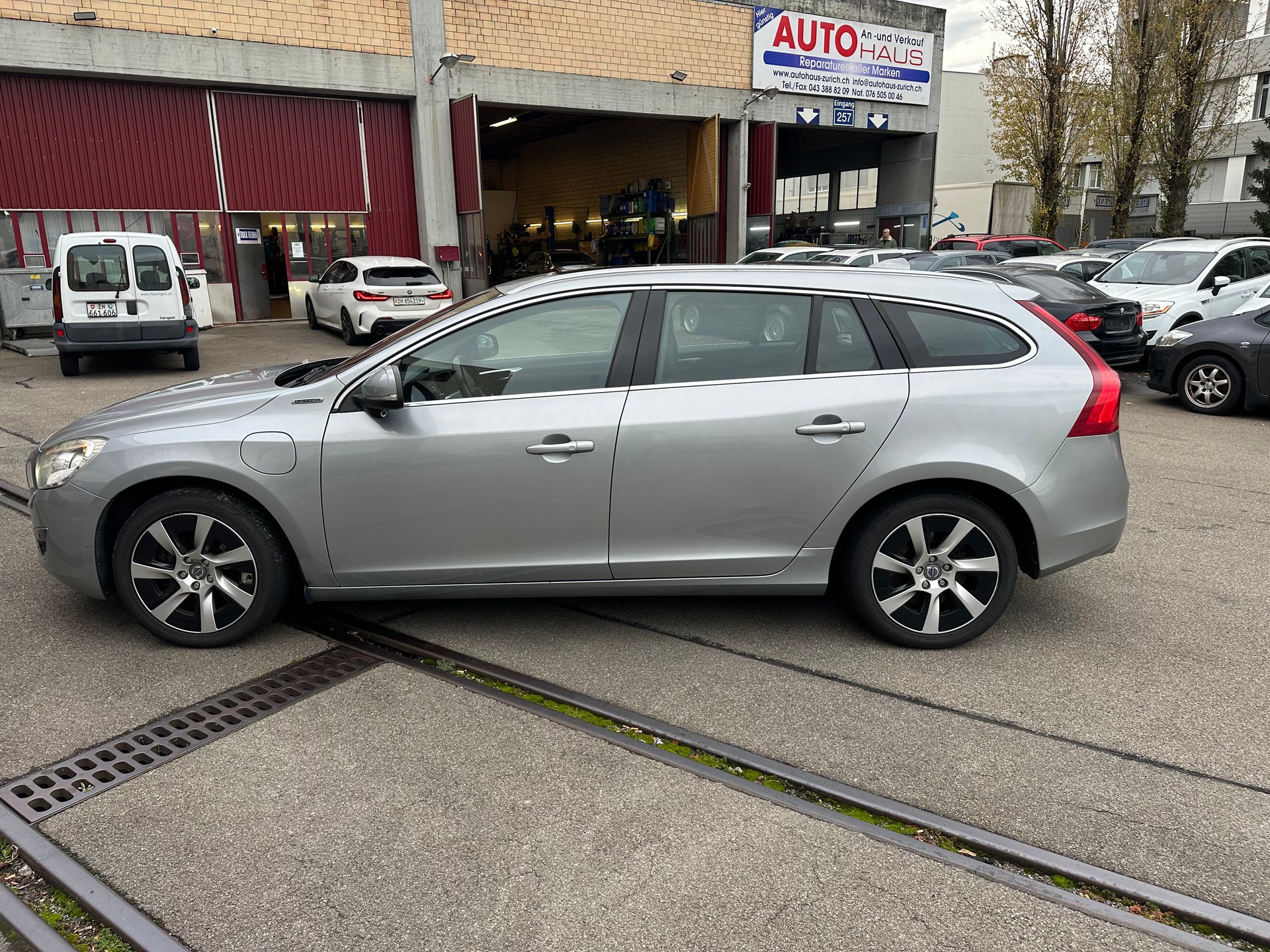 VOLVO V60 D6 AWD Plug-in Hybrid Pure Limited Geartronic-image-3