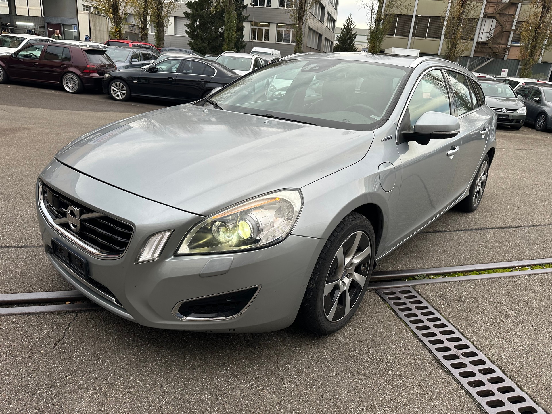 VOLVO V60 D6 AWD Plug-in Hybrid Pure Limited Geartronic-image-0