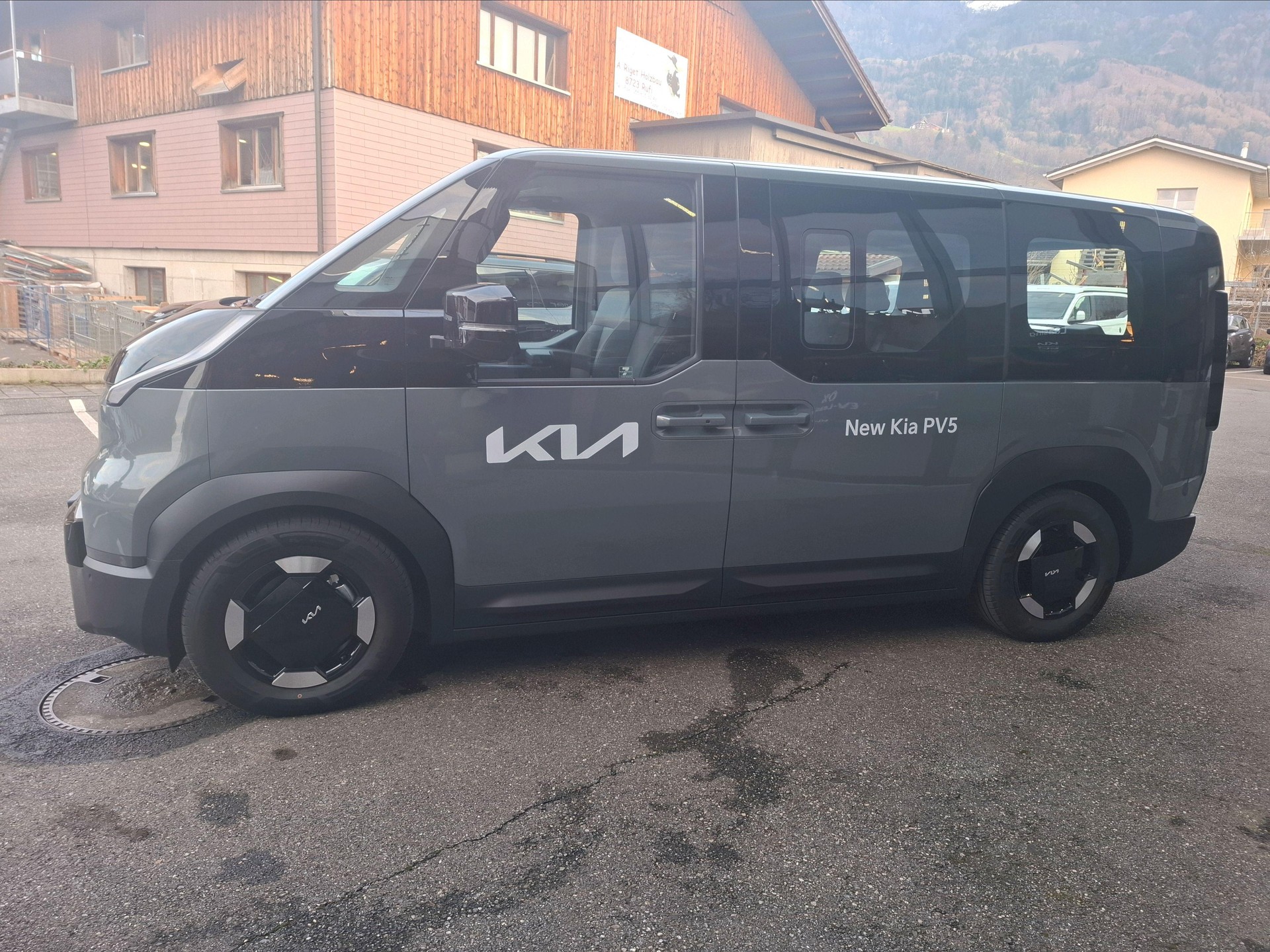 KIA PV5 Passenger 71.2 kWh Plus-image-6