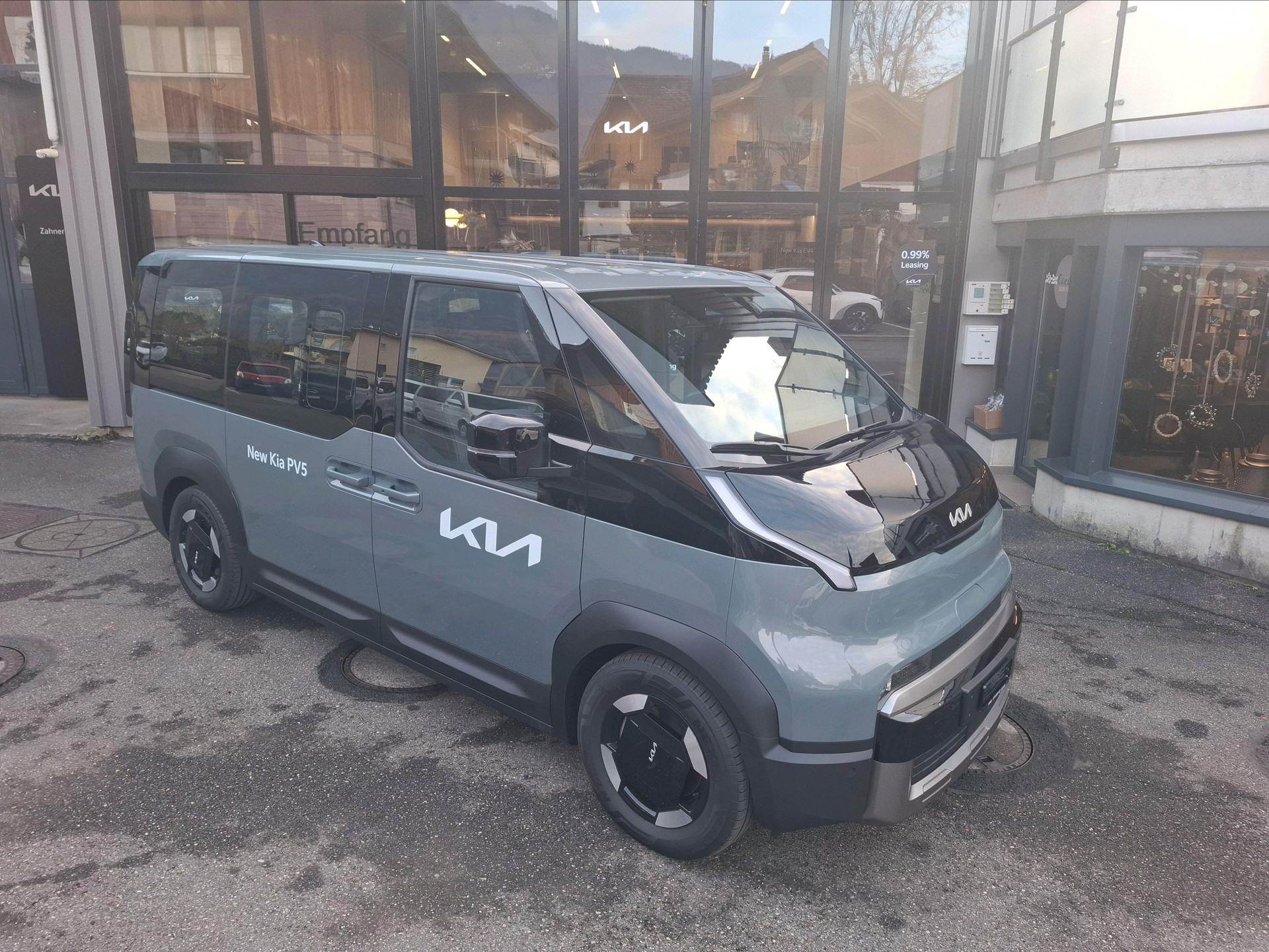 KIA PV5 Passenger 71.2 kWh Plus-image-8
