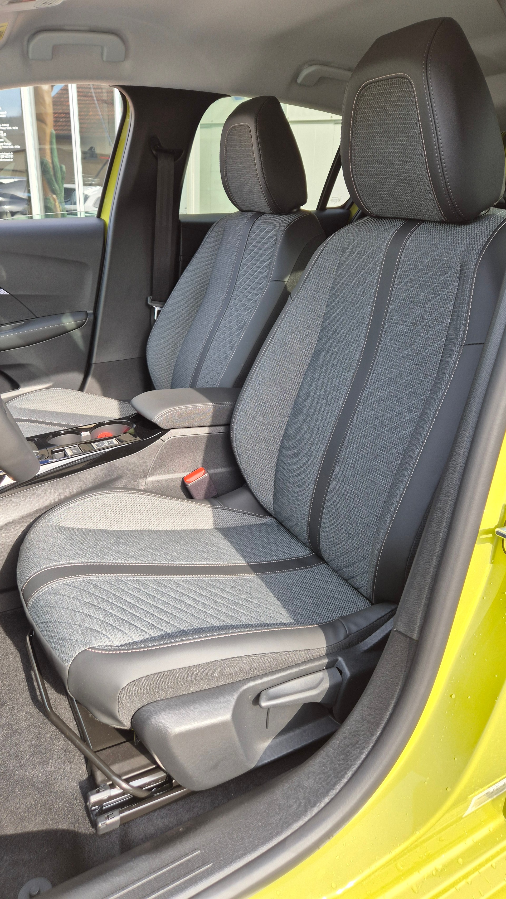 PEUGEOT 208 1.2 MHEV Style Helvetia (441)-image-5