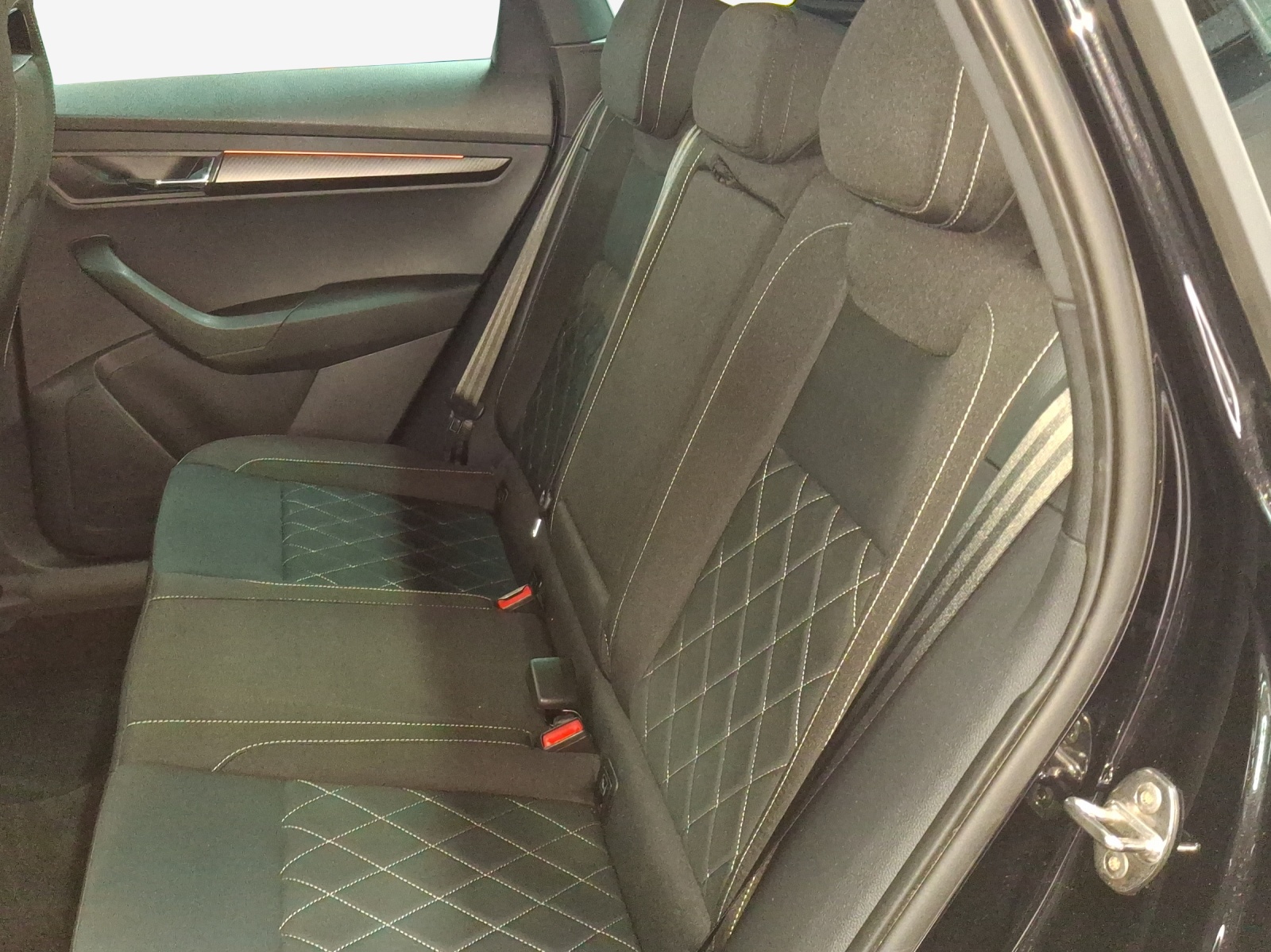 SKODA Karoq 2.0 TSI SportLine 4x4 DSG-image-11