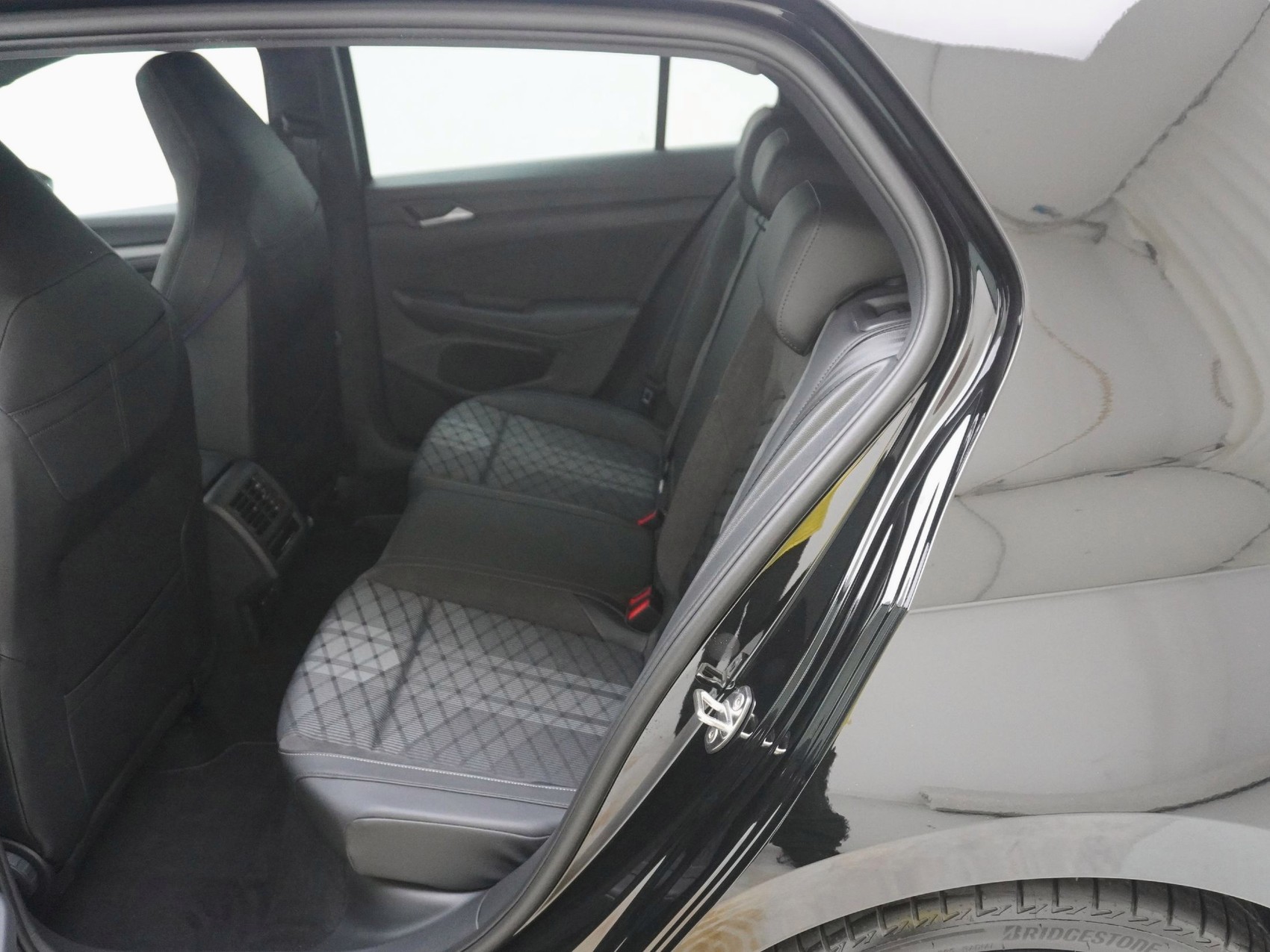 VW Golf VIII 1.5 eTSI R-Line DSG-image-13