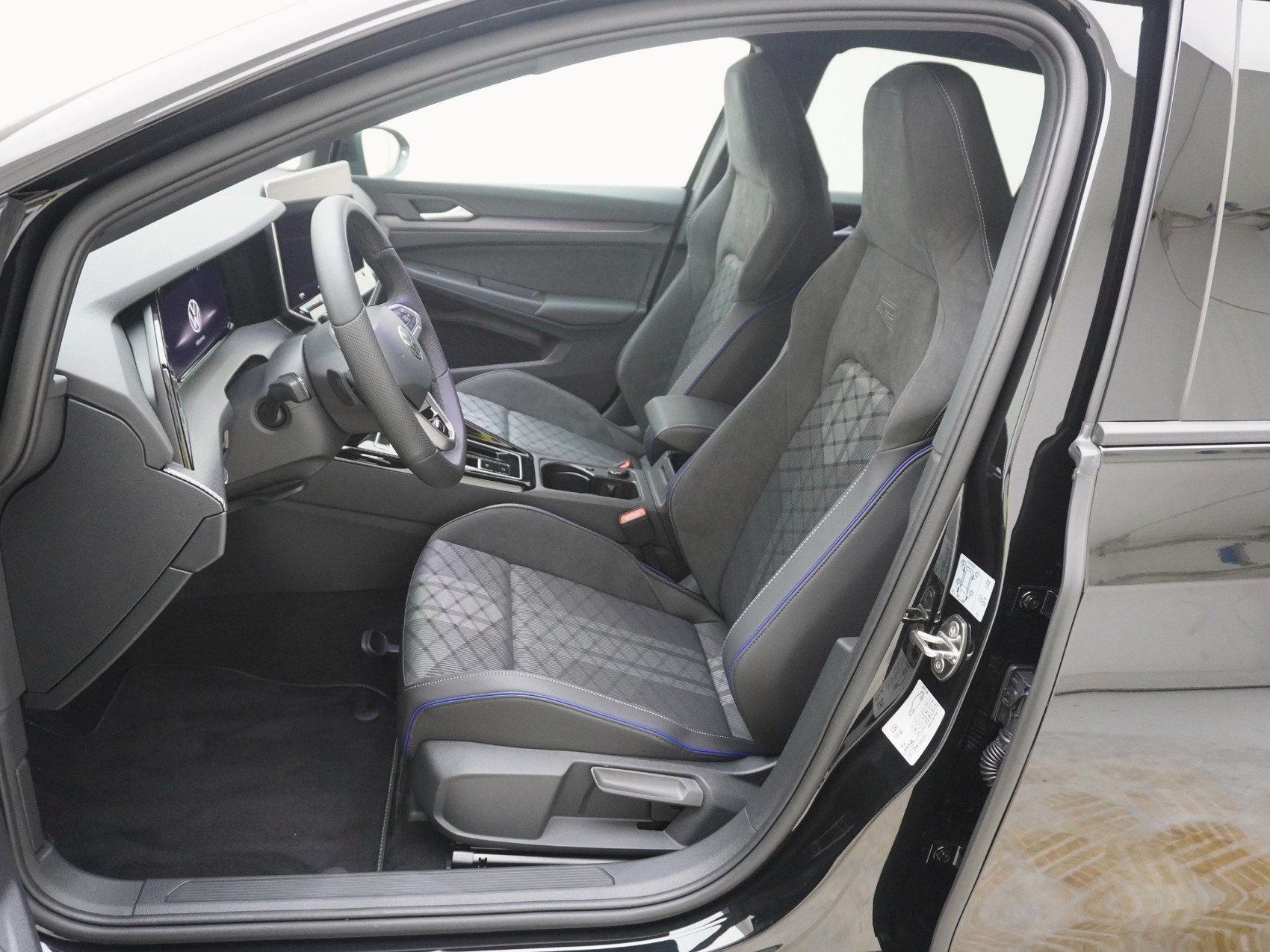 VW Golf VIII 1.5 eTSI R-Line DSG-image-11